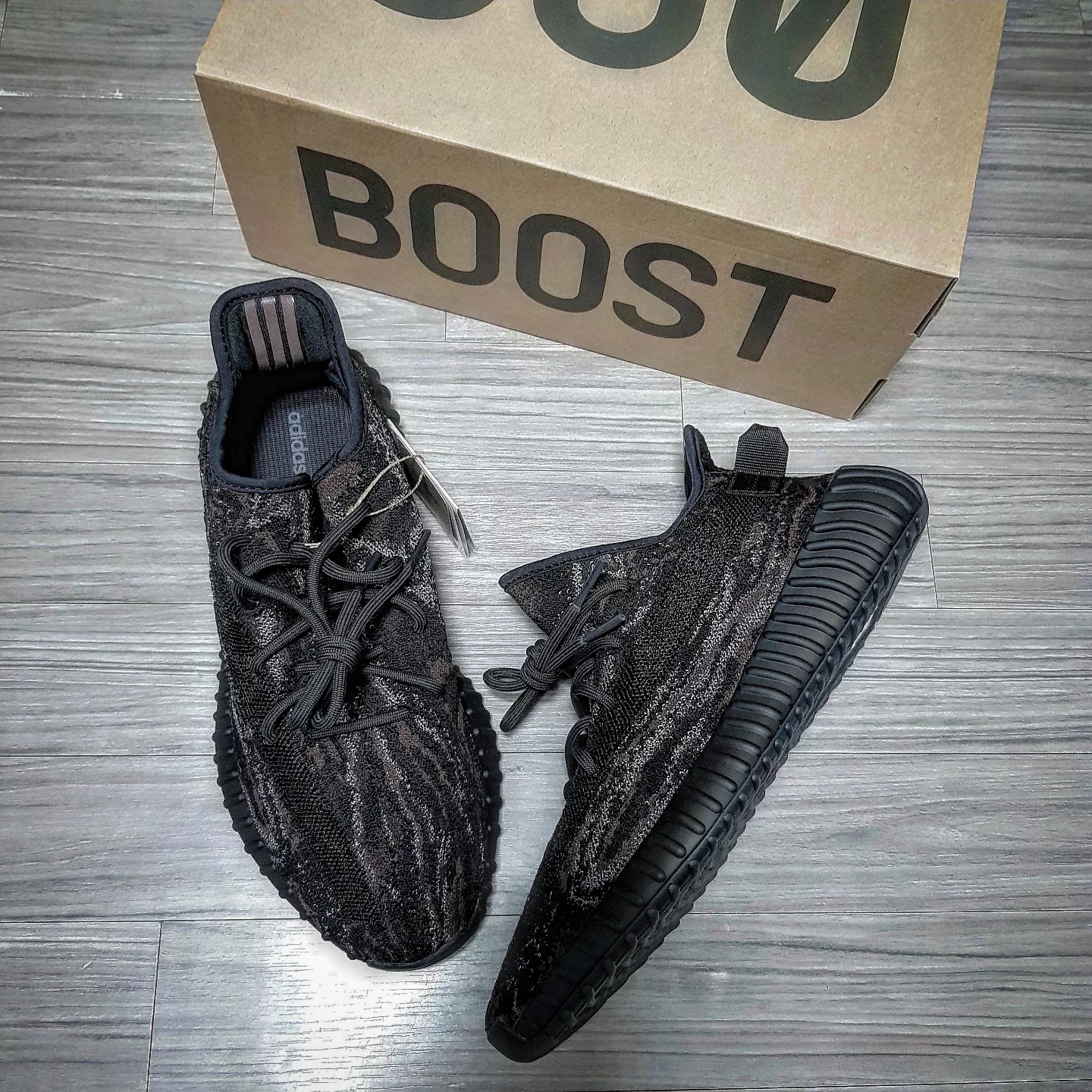 Adidas Yeezy Boost 350 V2 MX Rock 착용 스타일 - 1