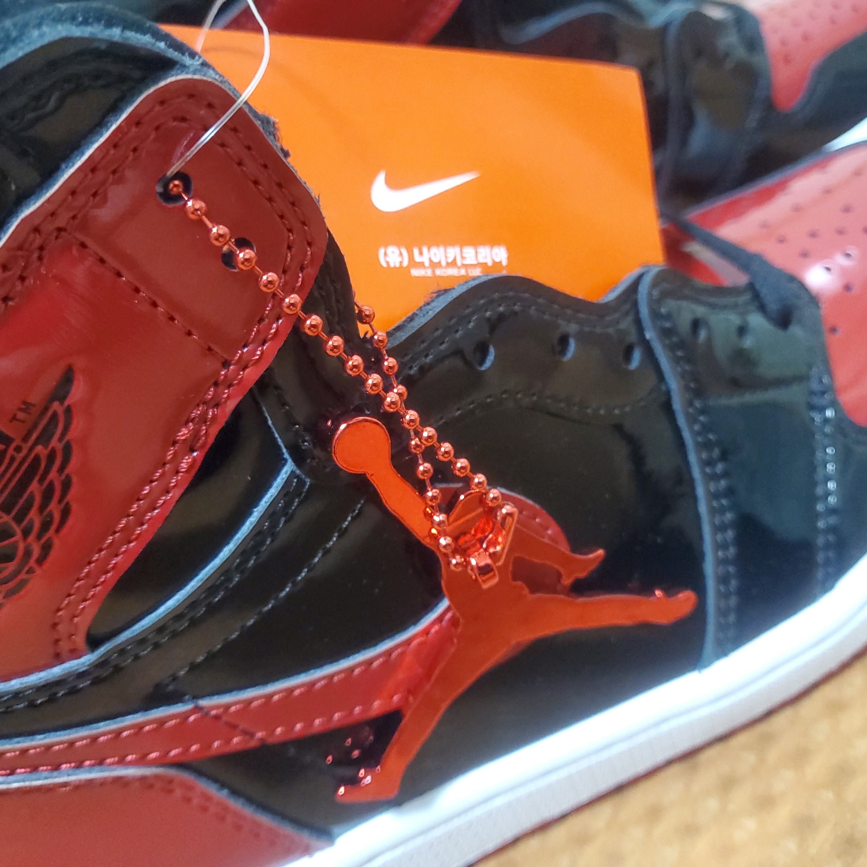 Jordan 1 Retro High OG Patent Bred 착용 스타일 - 3