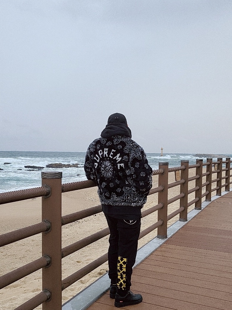 Nike x Supreme Air Force 1 Low Black, Supreme Bandana Faux Fur Bomber Jacket Black - 21SS 착용 스타일 - 1