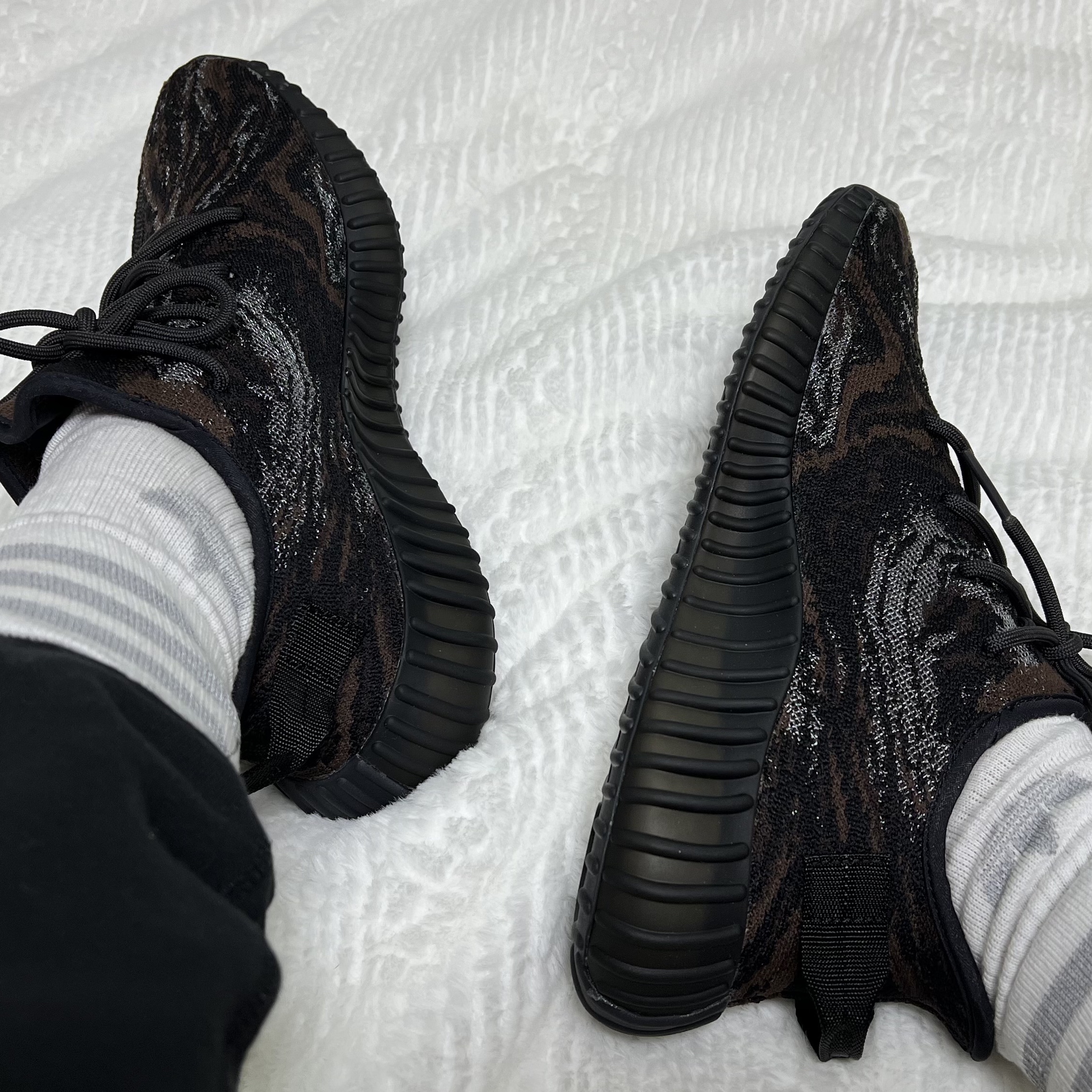 Adidas Yeezy Boost 350 V2 MX Rock 착용 스타일