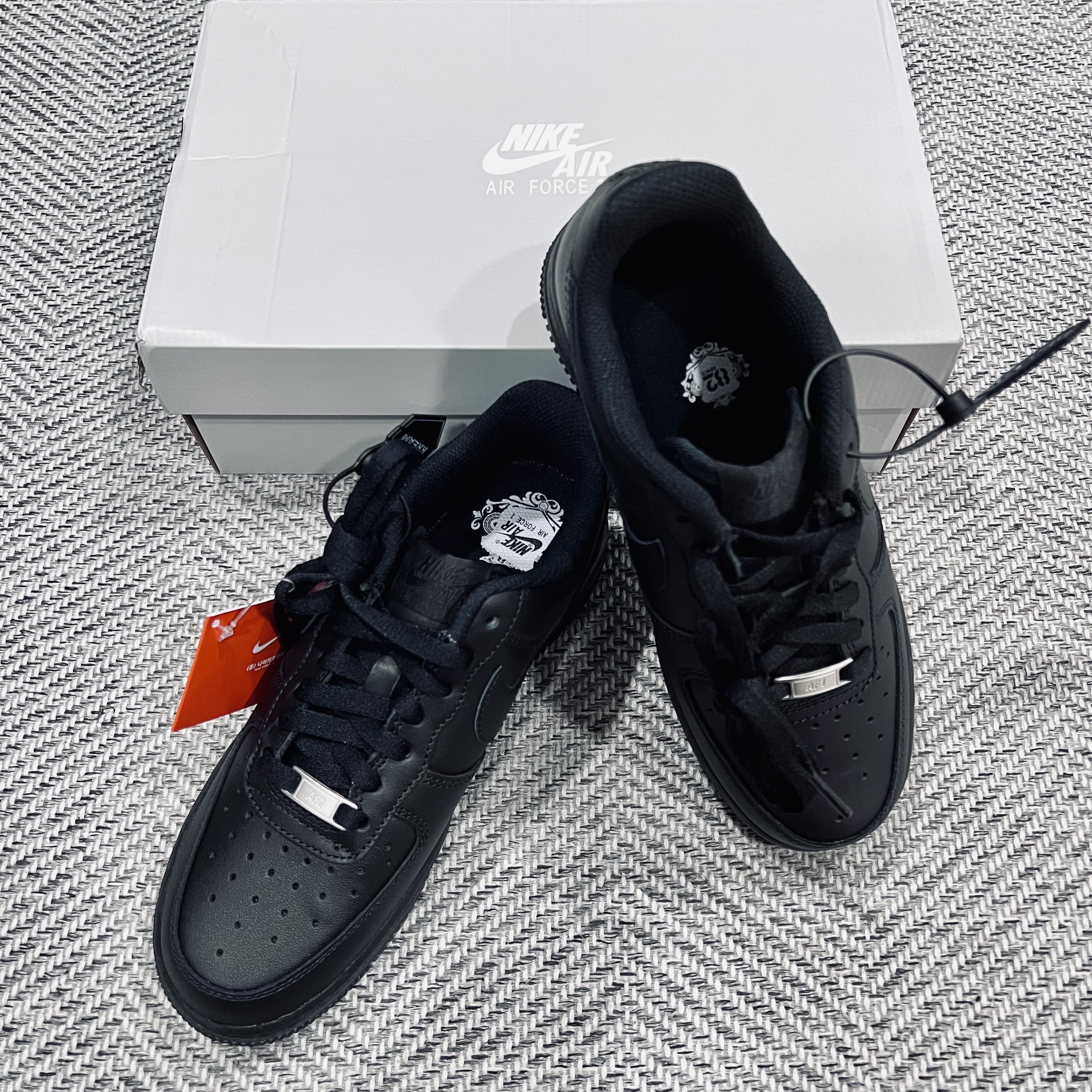 Nike Air Force 1 '07 Low Triple Black 착용 스타일