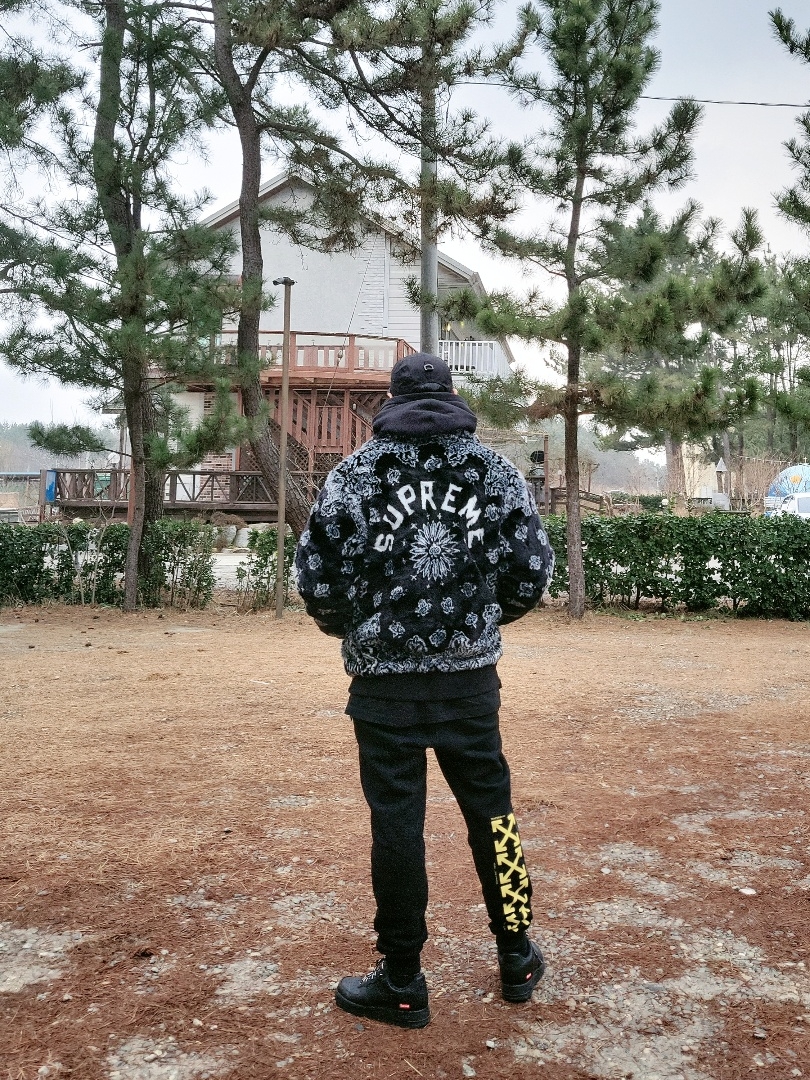 Nike x Supreme Air Force 1 Low Black, Supreme Bandana Faux Fur Bomber Jacket Black - 21SS 착용 스타일 - 3
