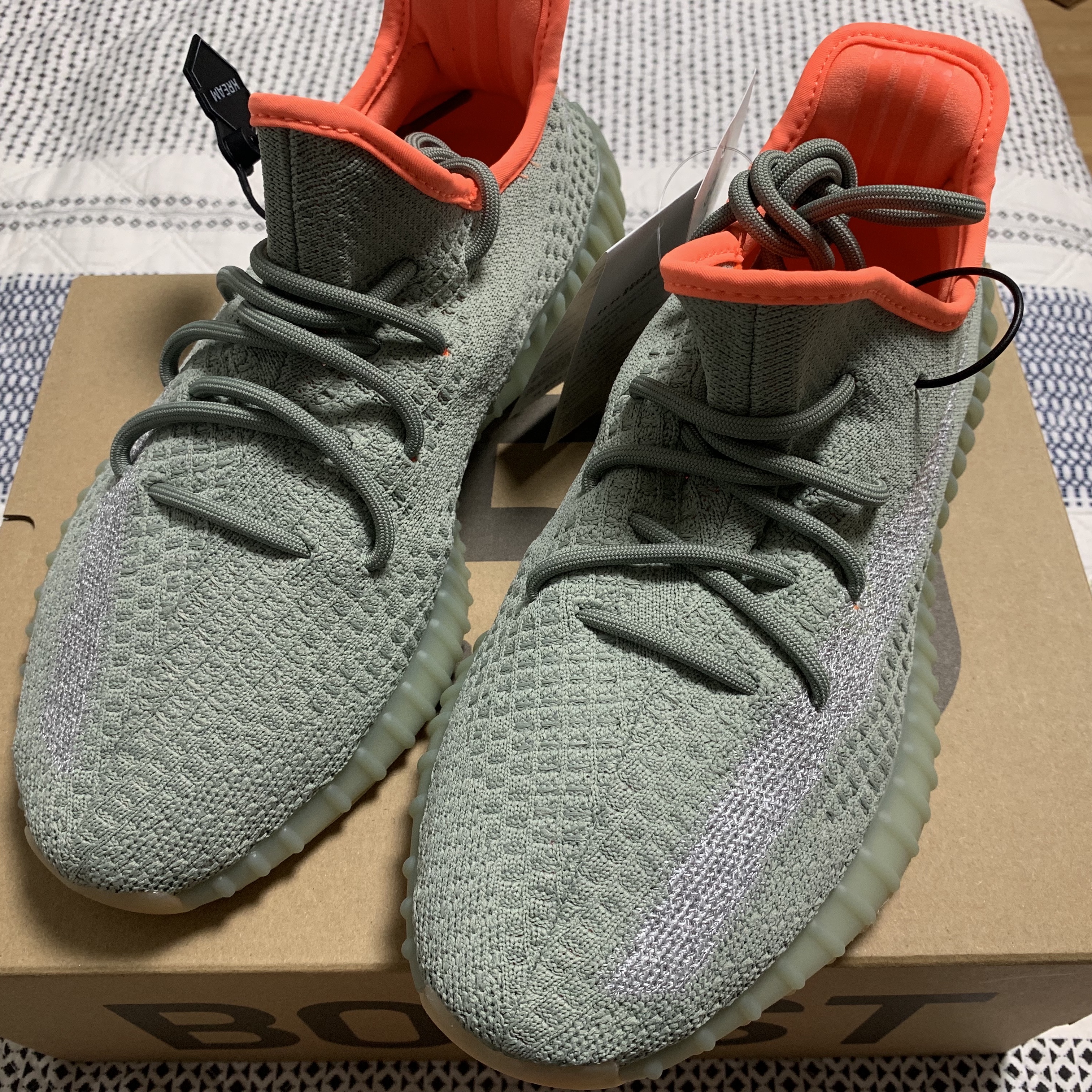 Adidas Yeezy Boost 350 V2 Desert Sage 착용 스타일 - 2