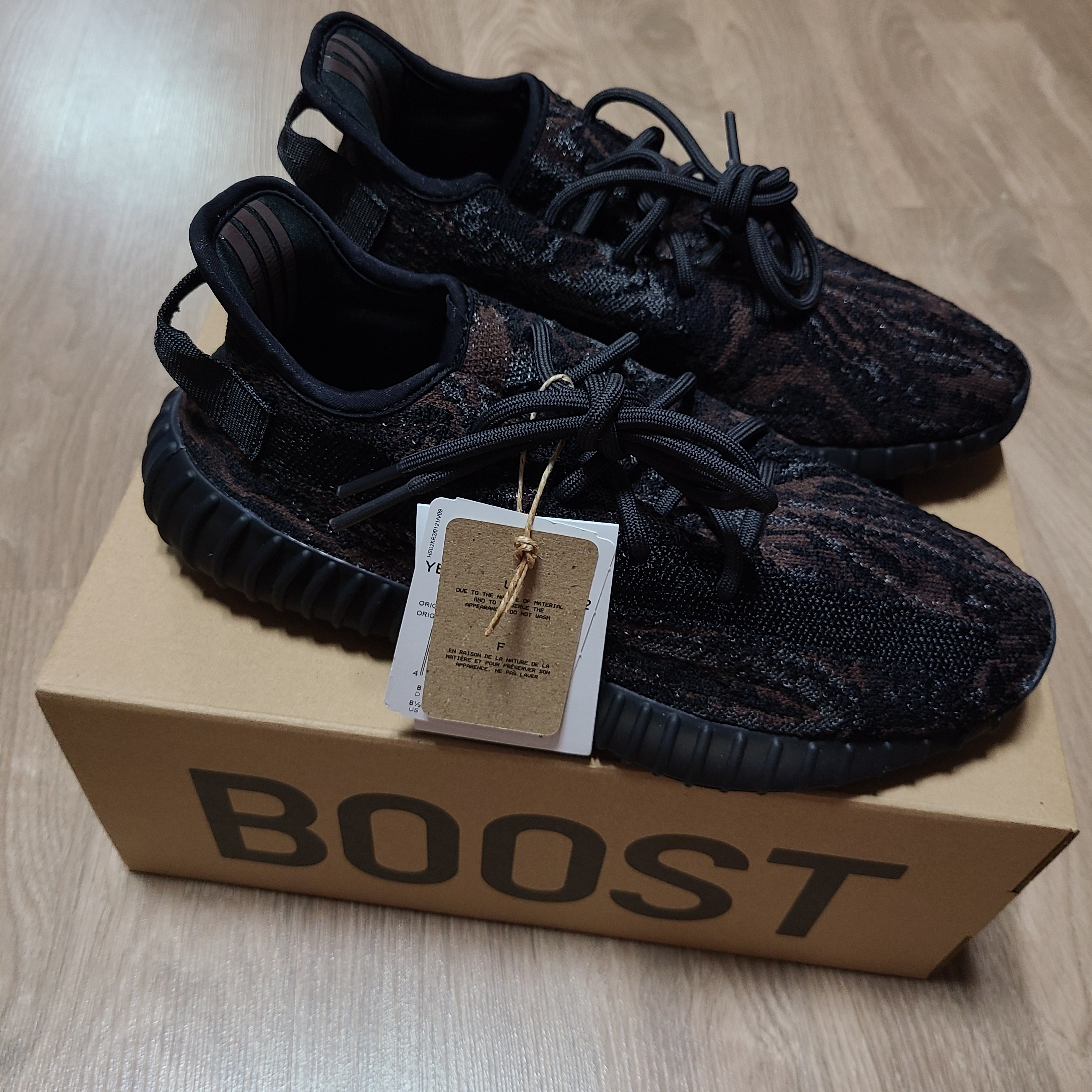 Adidas Yeezy Boost 350 V2 MX Rock 착용 스타일