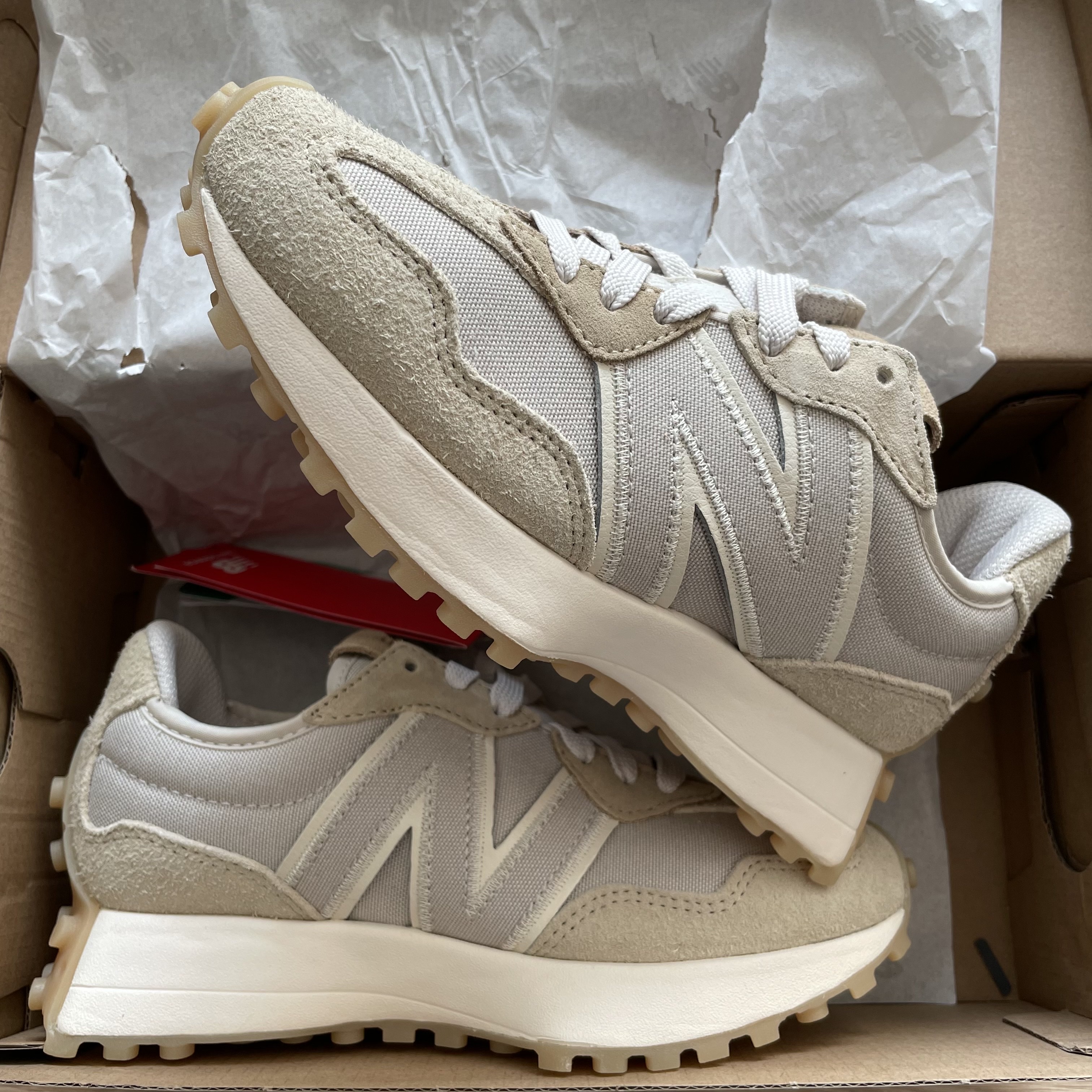 New Balance 327 Unplugged Pack Greige 착용 스타일 - 1