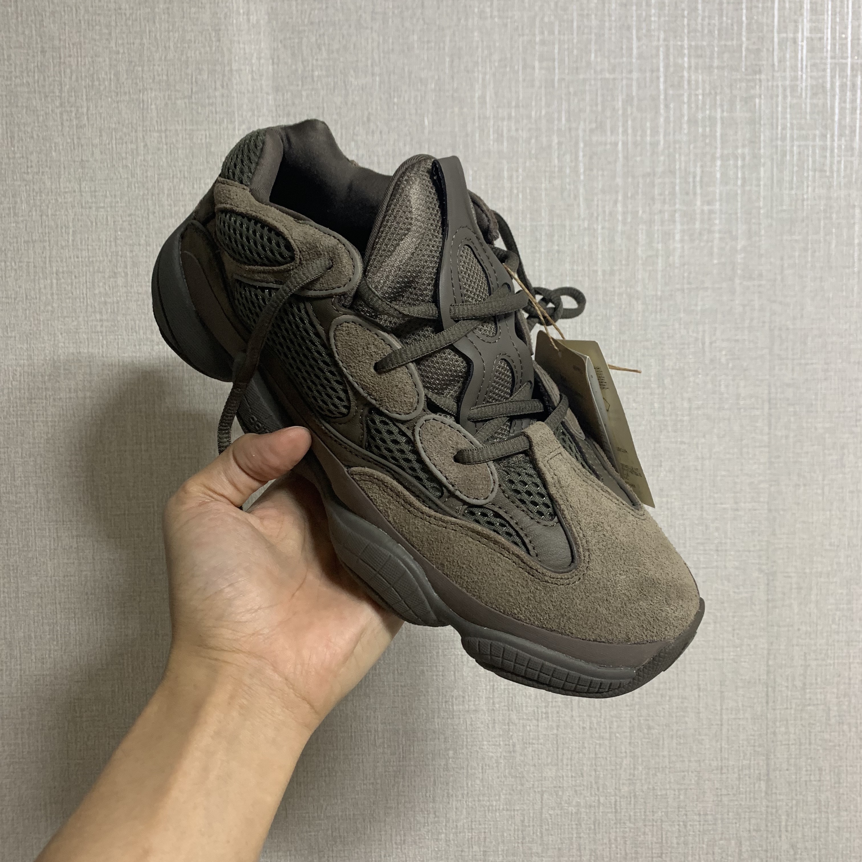 Adidas Yeezy 500 Clay Brown 착용 스타일