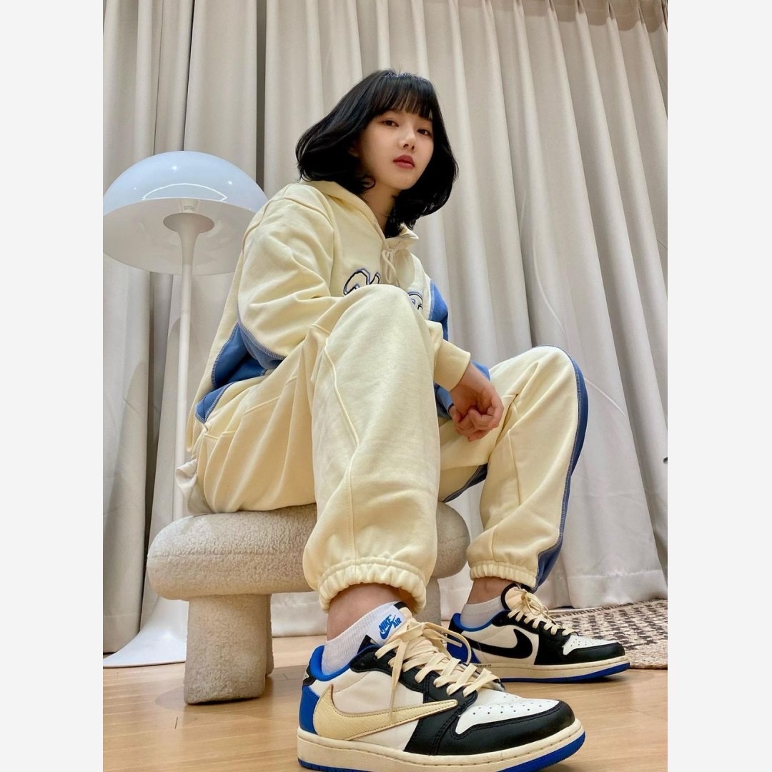 Jordan 1 x Travis Scott x Fragment Retro Low OG SP Military Blue 착용 스타일 - 2