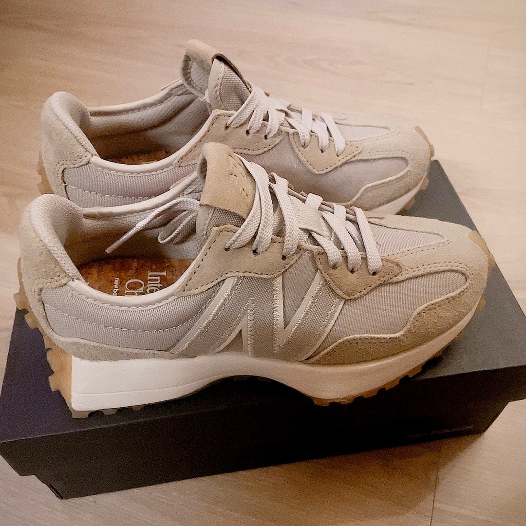 New Balance 327 Unplugged Pack Greige 착용 스타일 - 2