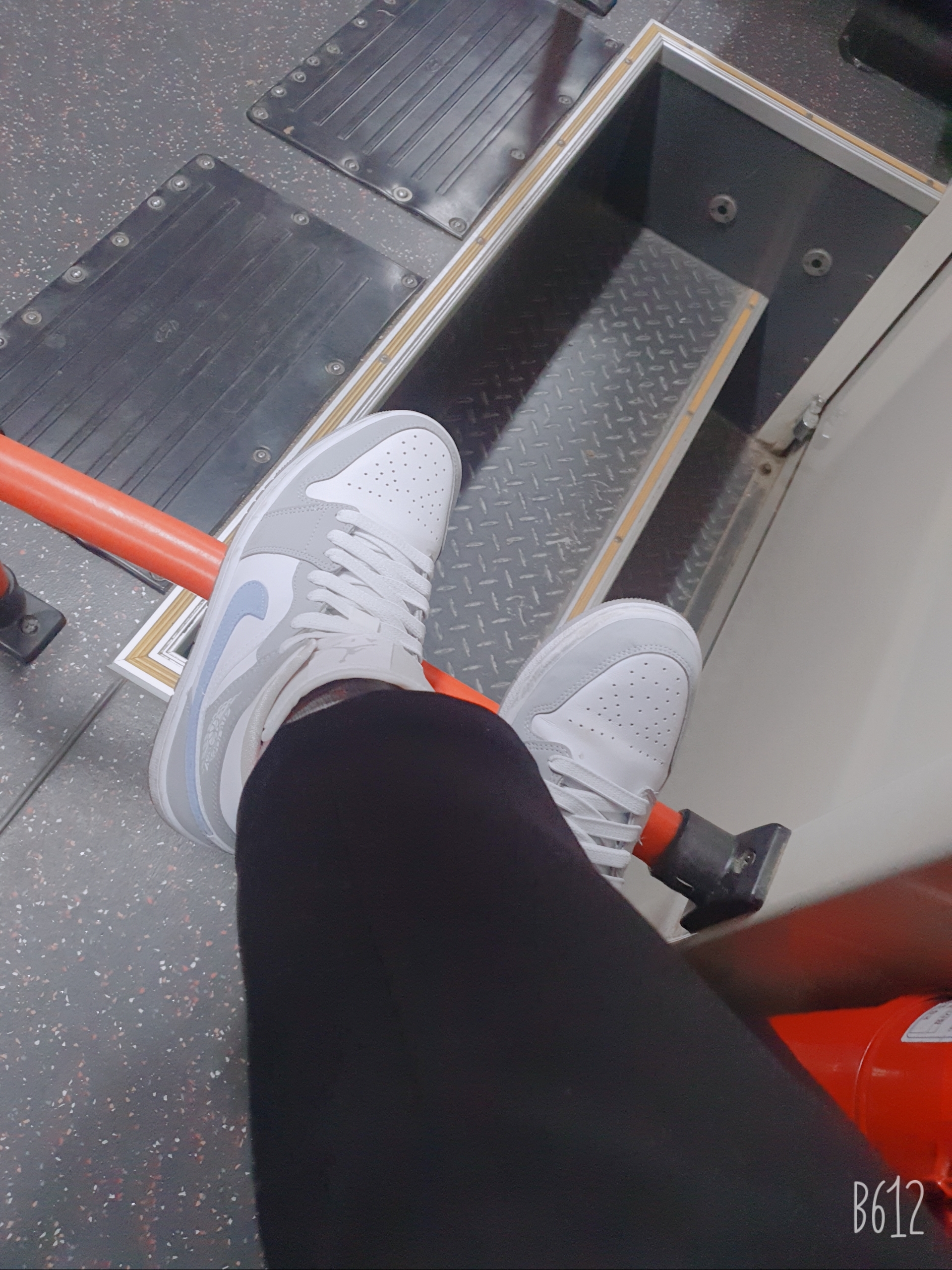 (W) Jordan 1 Mid Wolf Grey 착용 스타일 - 2