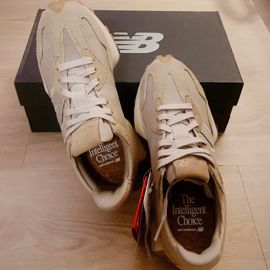 New Balance 327 Unplugged Pack Greige 착용 스타일 - 1