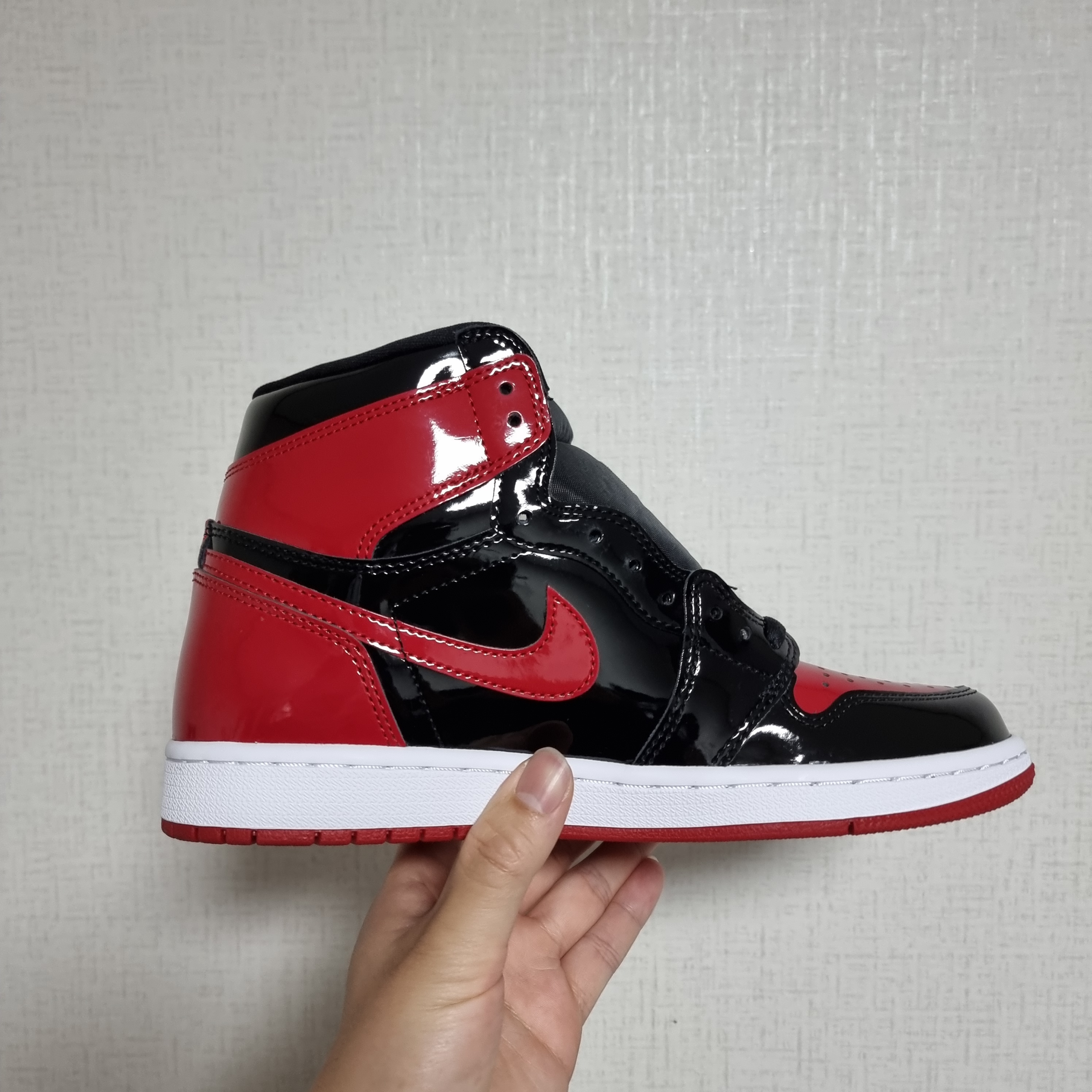 Jordan 1 Retro High OG Patent Bred 착용 스타일 - 4