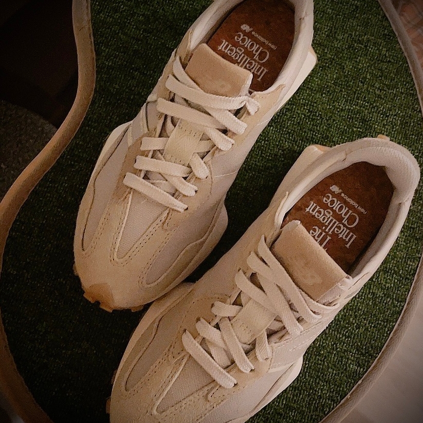New Balance 327 Unplugged Pack Greige 착용 스타일 - 5