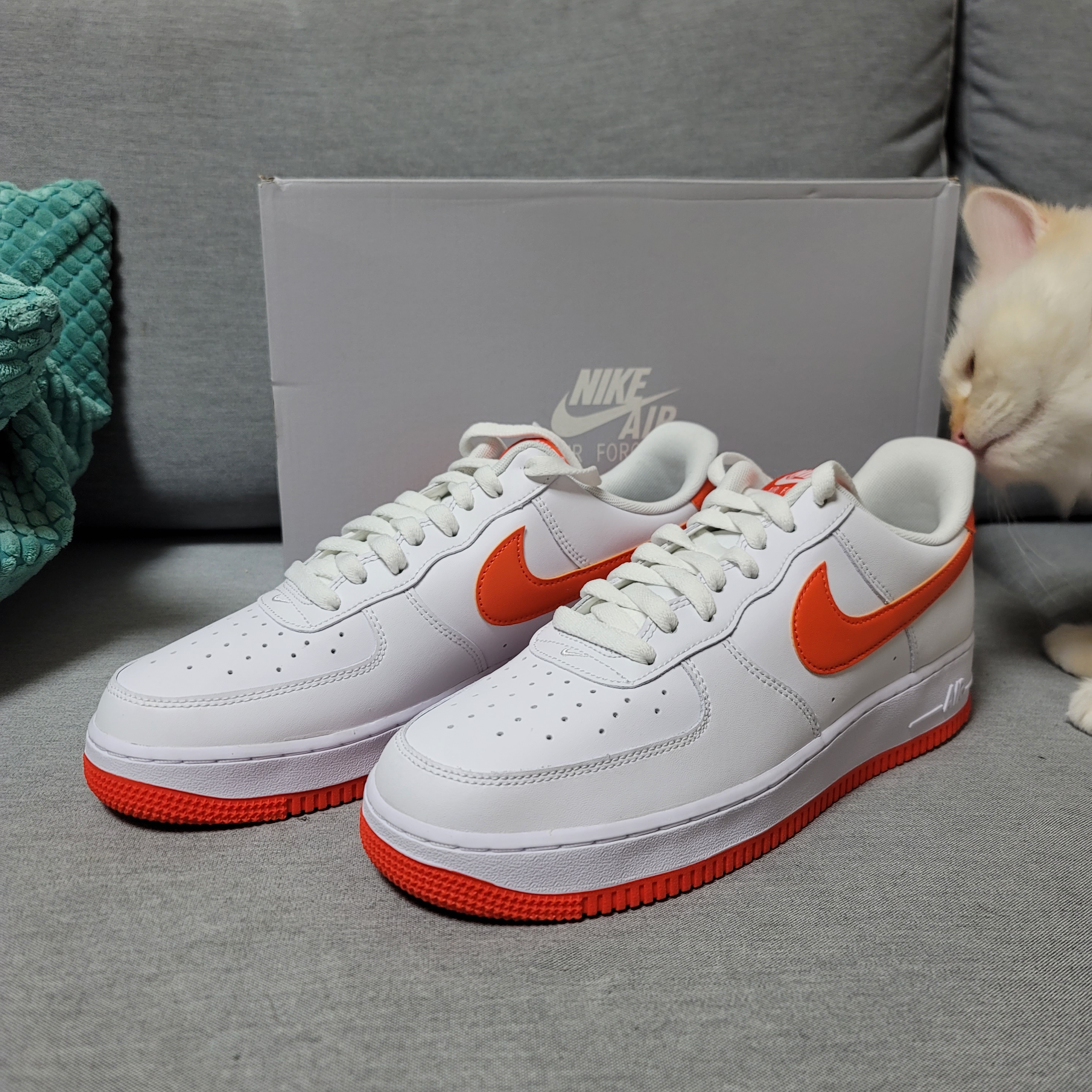 Nike Air Force 1 '07 Low White Team Orange 착용 스타일 - 2