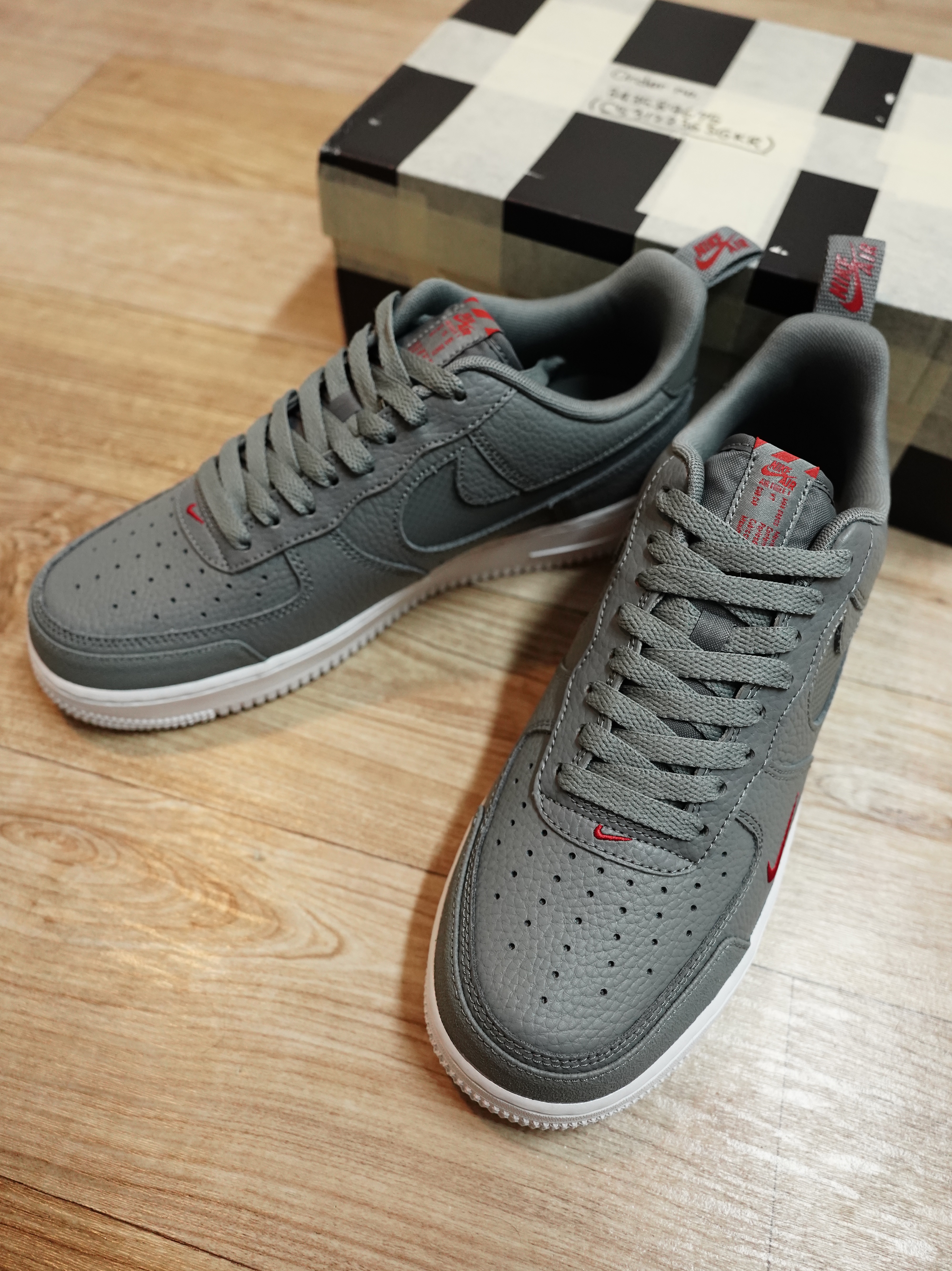 Nike Air Force 1 LV8 Reflective Swoosh Smoke Grey 착용 스타일 - 1