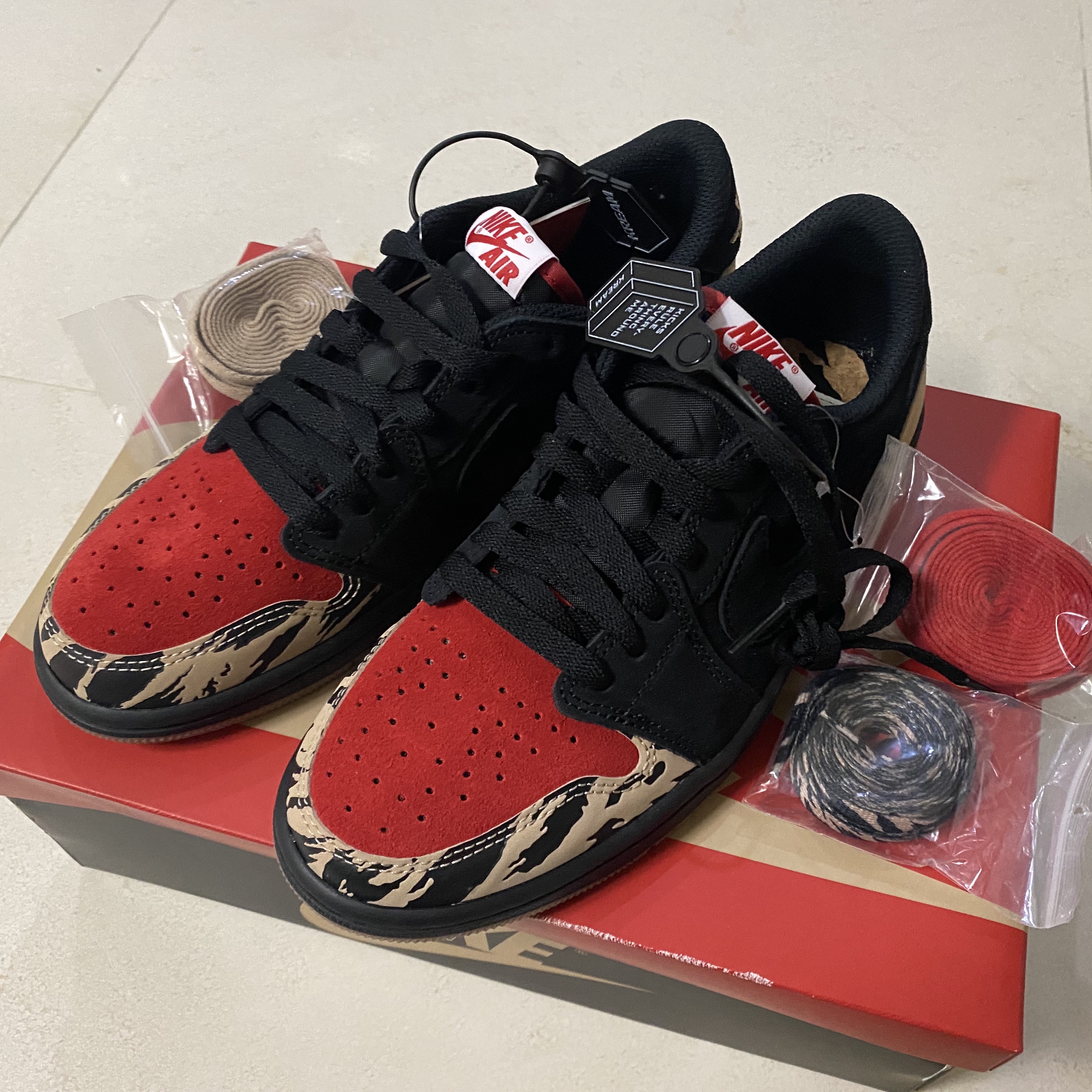 Jordan 1 x SoleFly Retro Low OG SP Black and Sport Red 착용 스타일