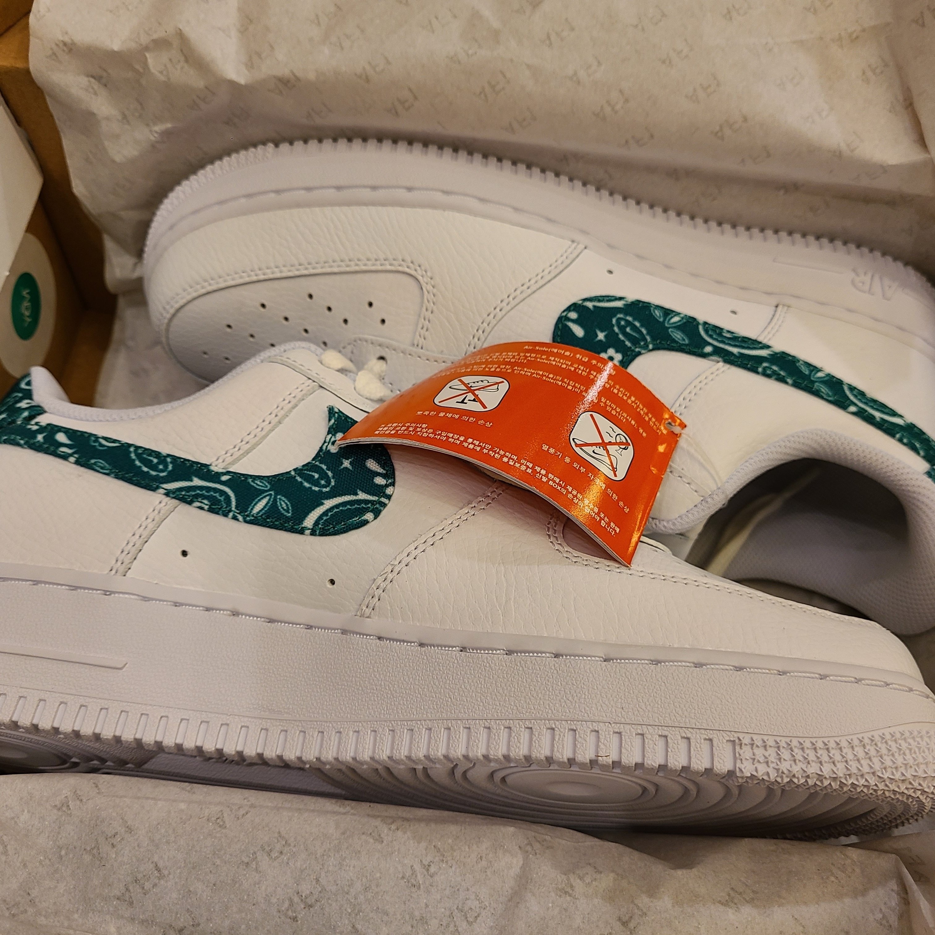 (W) Nike Air Force 1 '07 Essential Paisley Swoosh White Malachite 착용 스타일 - 2