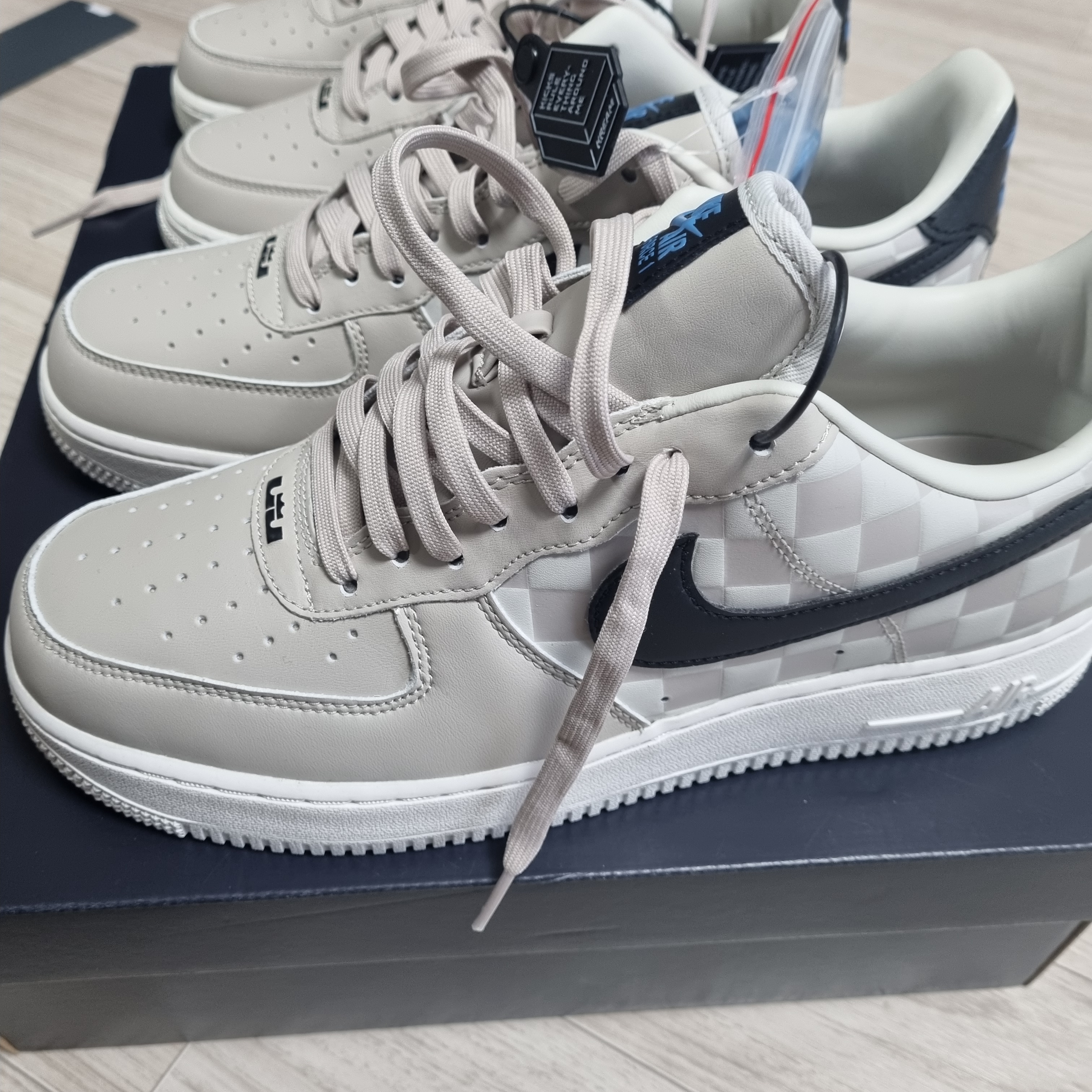 Nike Air Force 1 '07 QS LBJ 착용 스타일 - 1