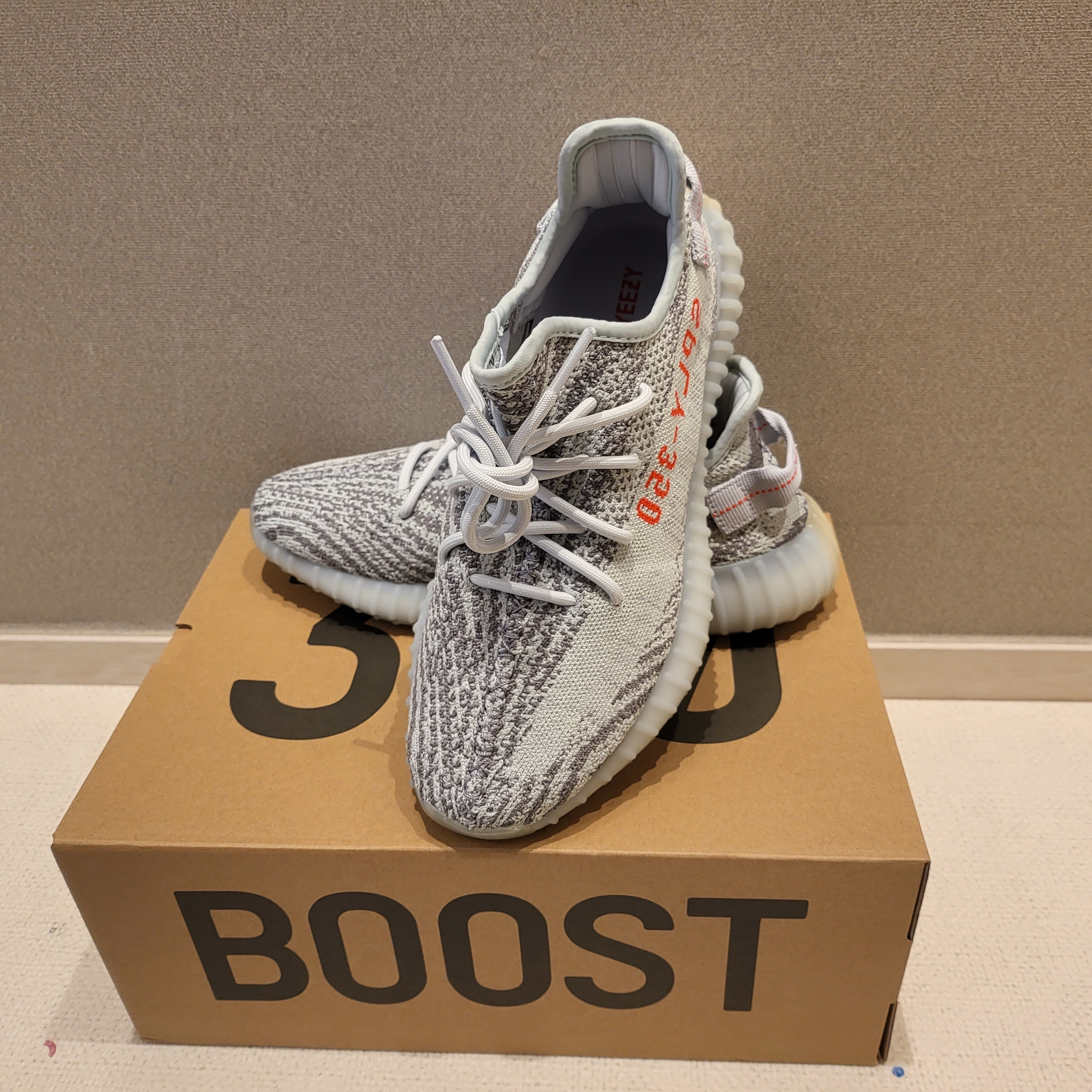 Adidas Yeezy Boost 350 V2 Blue Tint 2017 착용 스타일 - 1