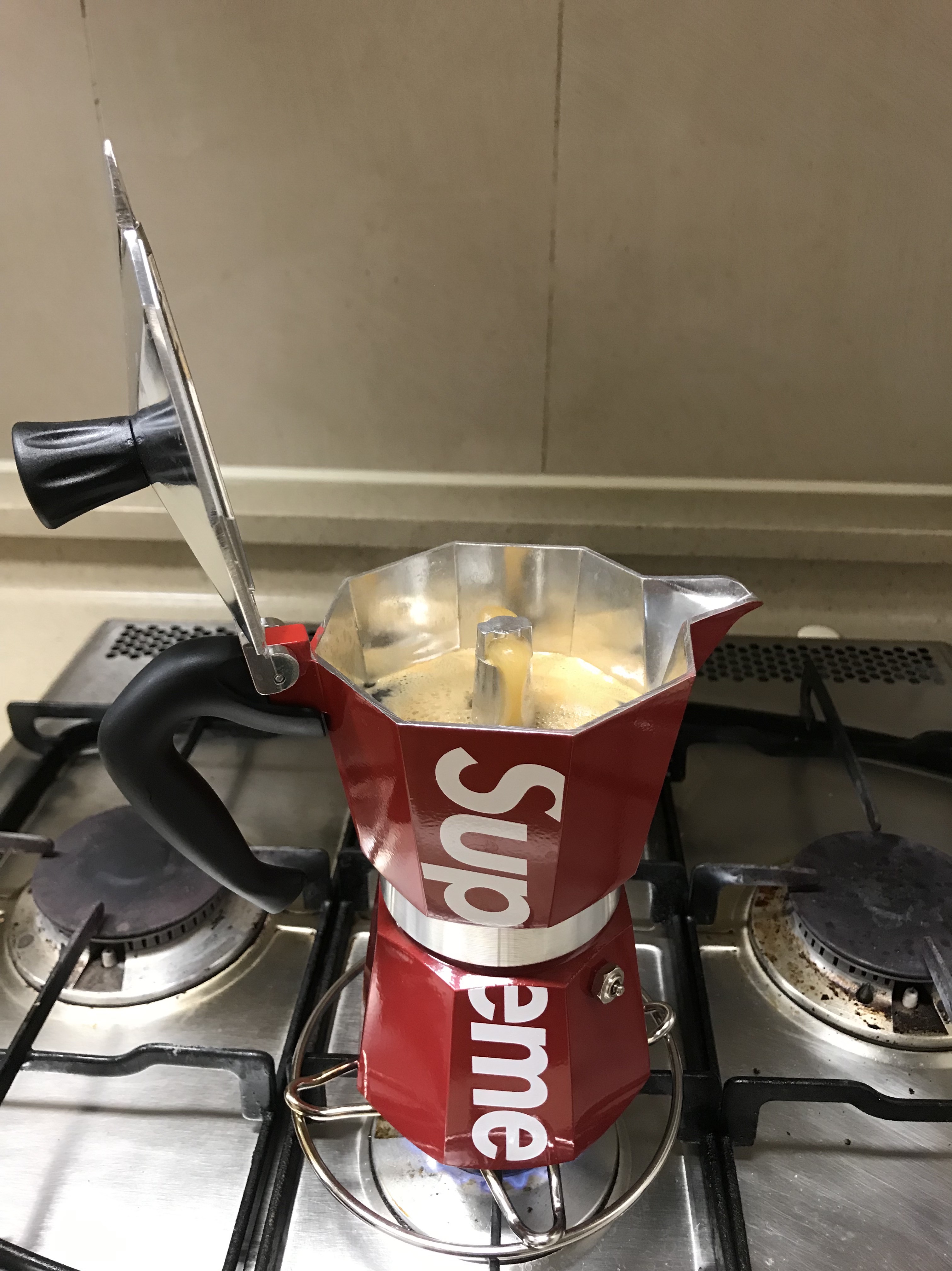 Supreme Bialetti Moka Express Red - 19SS, Supreme Heller Mugs Red (Set of 2) 착용 스타일 - 1