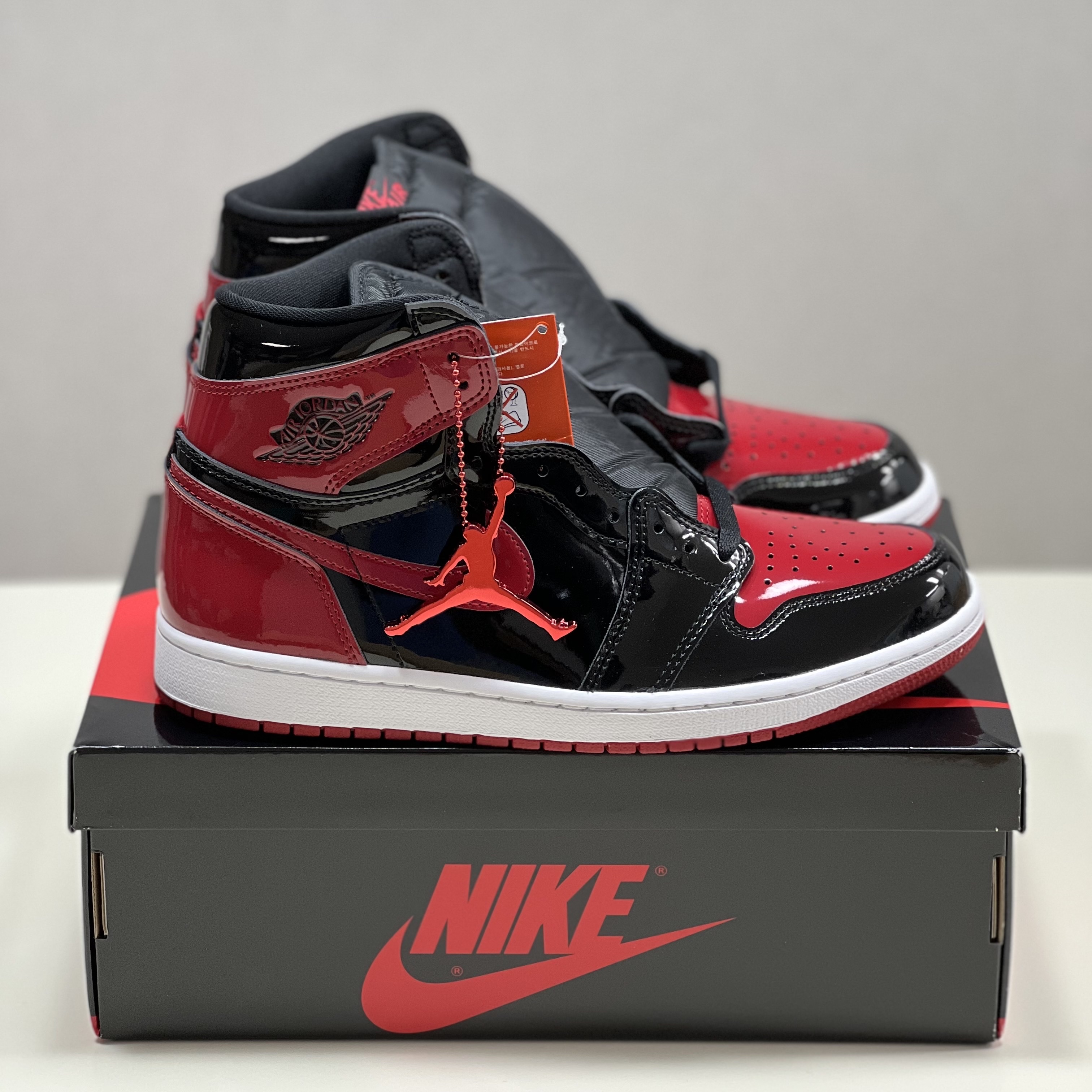 Jordan 1 Retro High OG Patent Bred, Stone Island 63020 Crewneck Sweatshirt Black - 21FW 착용 스타일 - 3