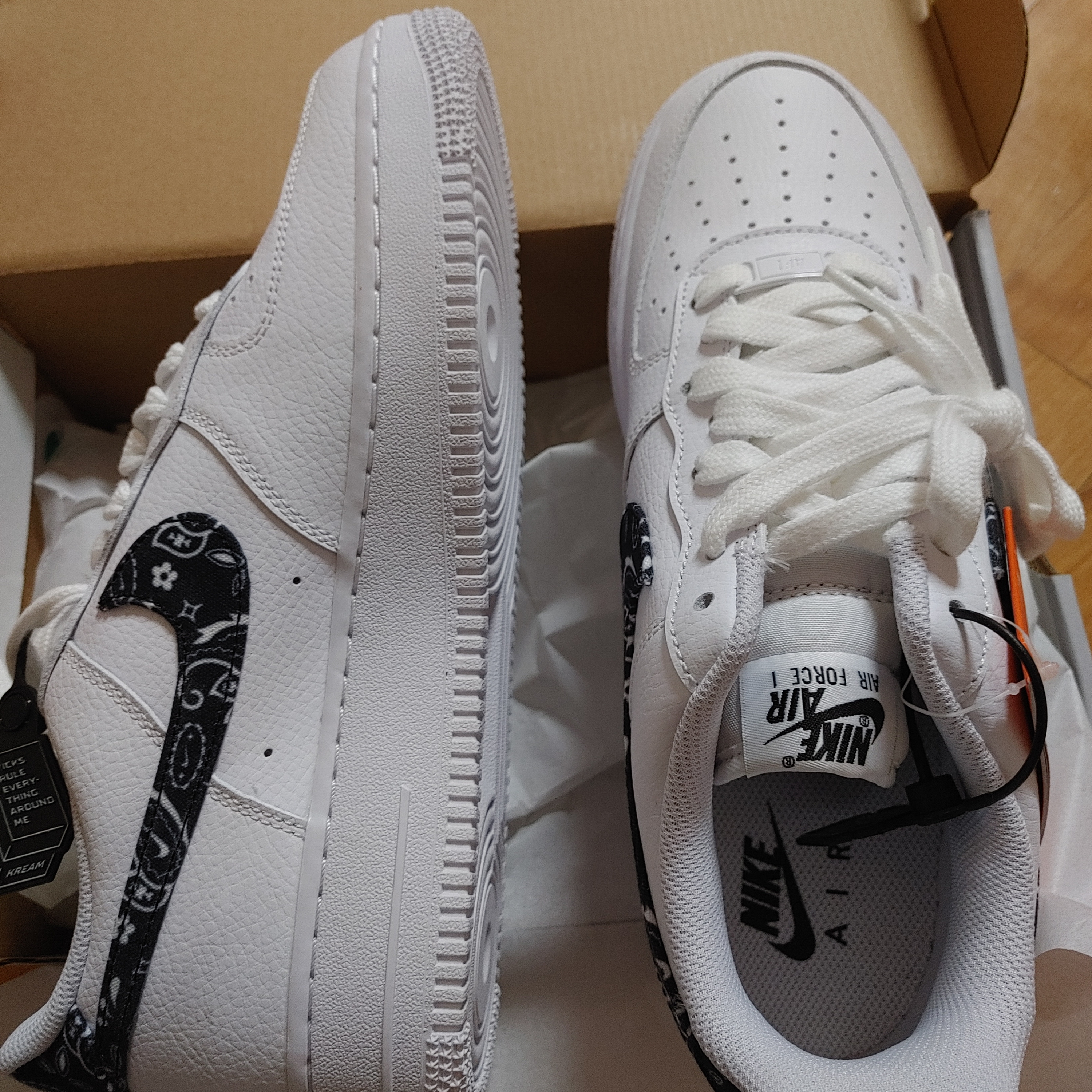 (W) Nike Air Force 1 '07 Essential Paisley Swoosh White Black 착용 스타일
