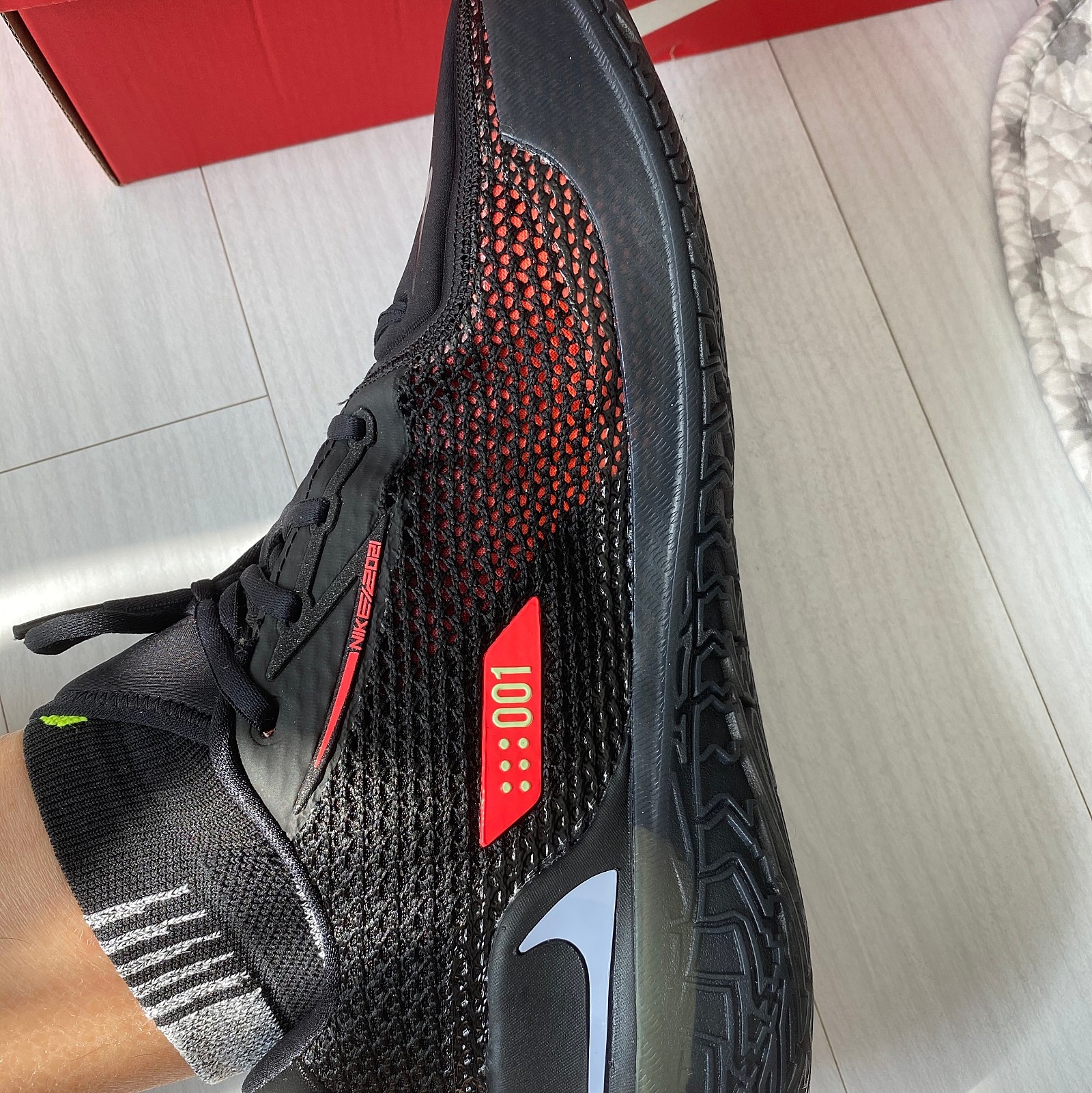 Nike Air Zoom GT Cut Black Hyper Crimson 착용 스타일 - 5