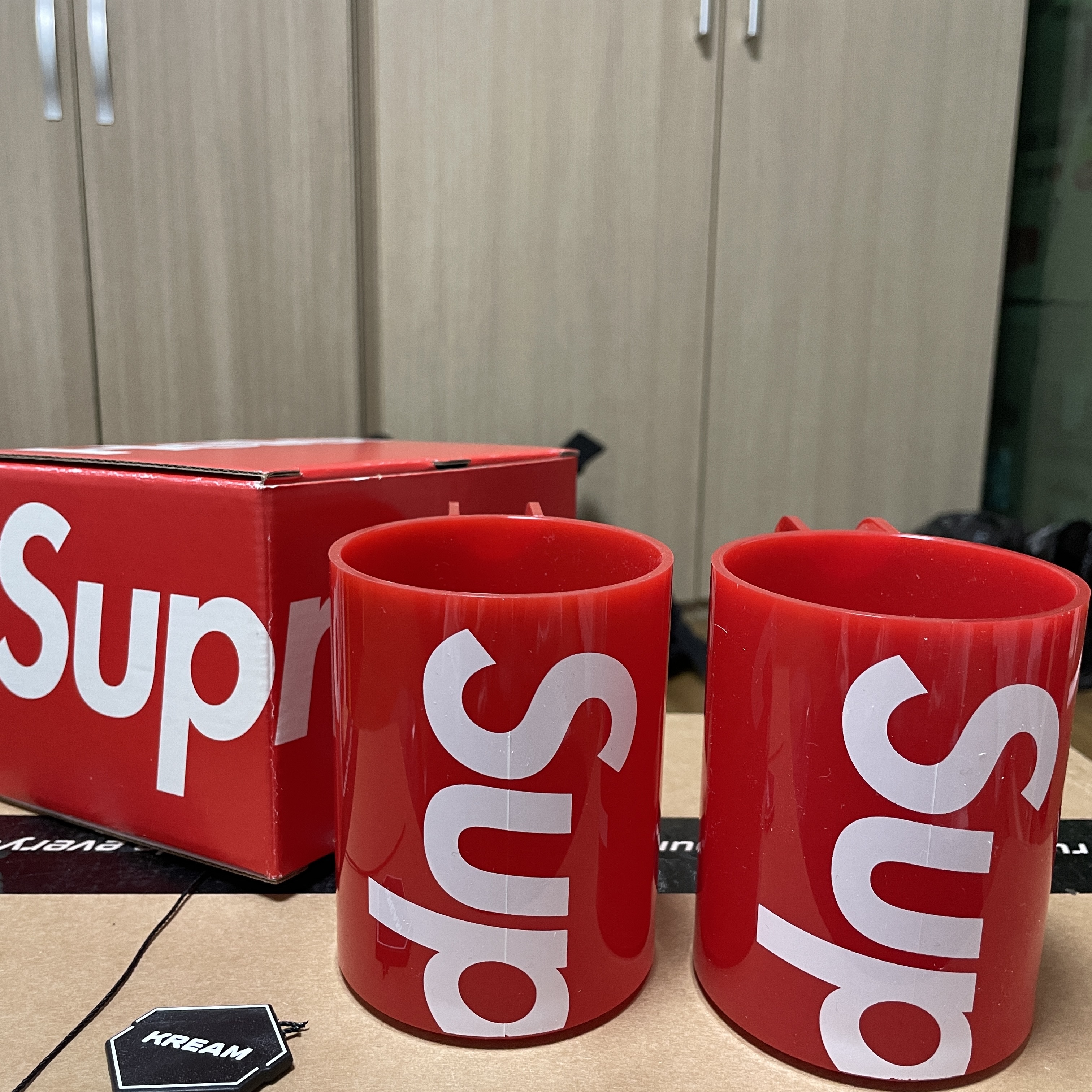 Supreme Heller Mugs Red (Set of 2) 착용 스타일 - 1