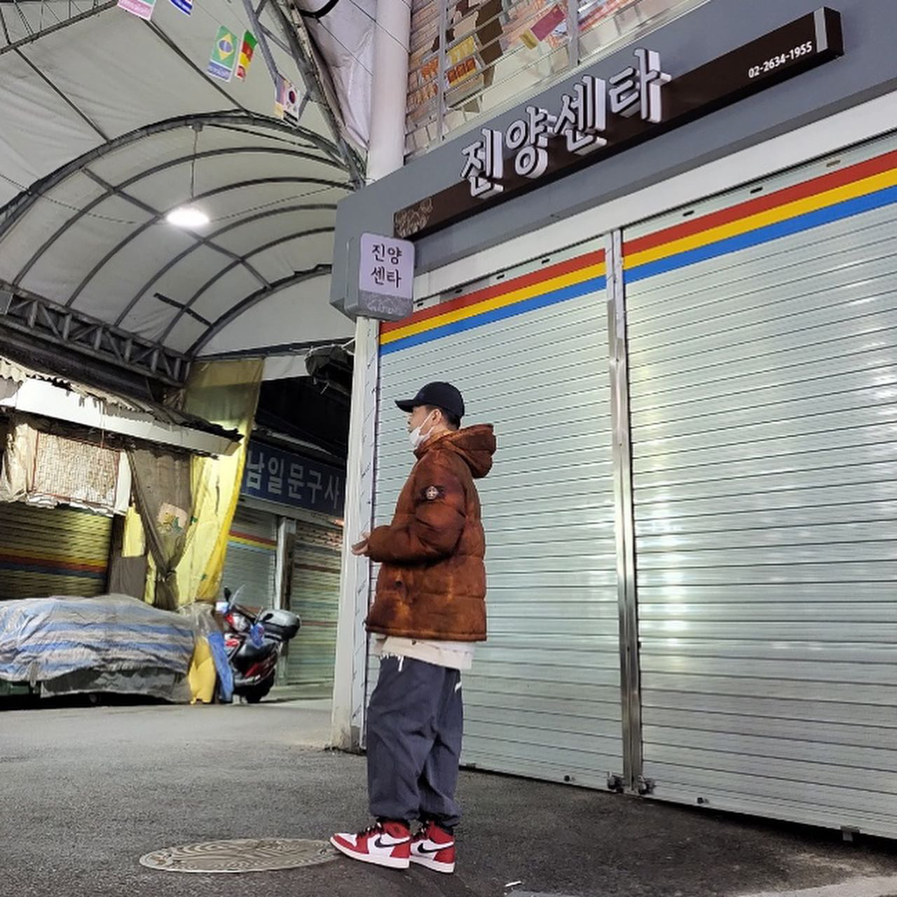 Jordan 1 Retro High OG Chicago 2015, Supreme x Stone Island Painted Camo Crinkle Down Jacket Coral - 20FW 착용 스타일