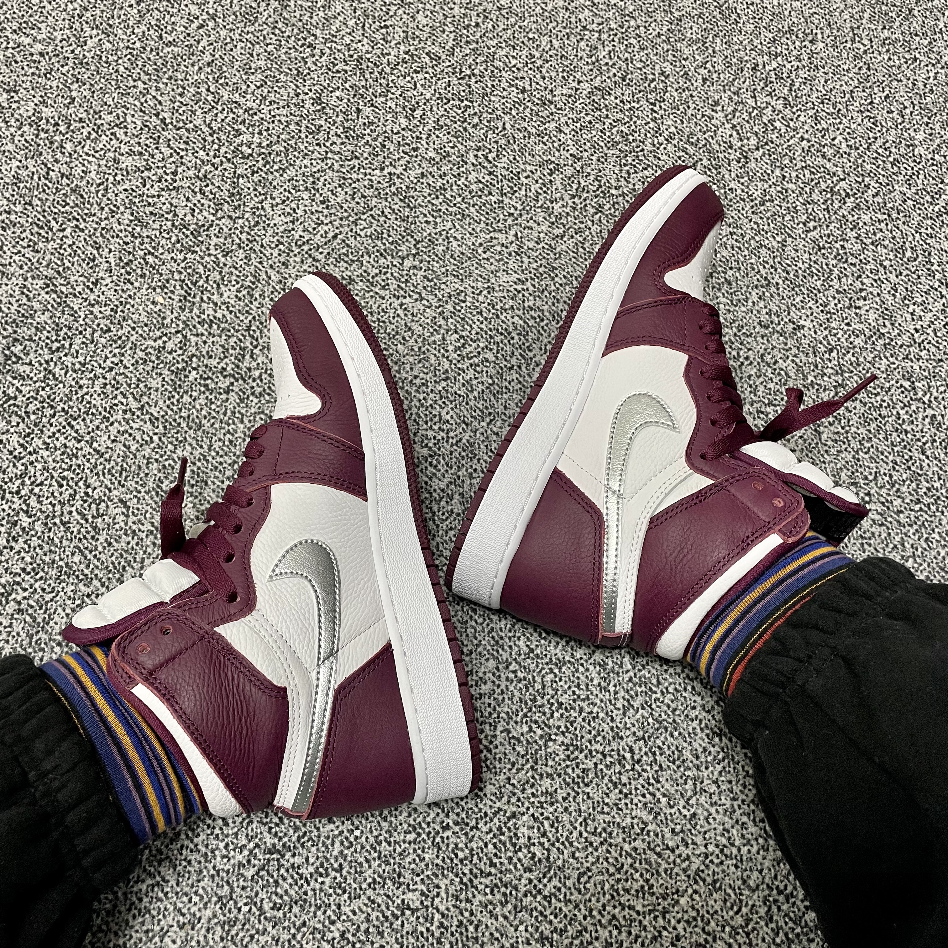 (GS) Jordan 1 Retro High OG Bordeaux 착용 스타일 - 2