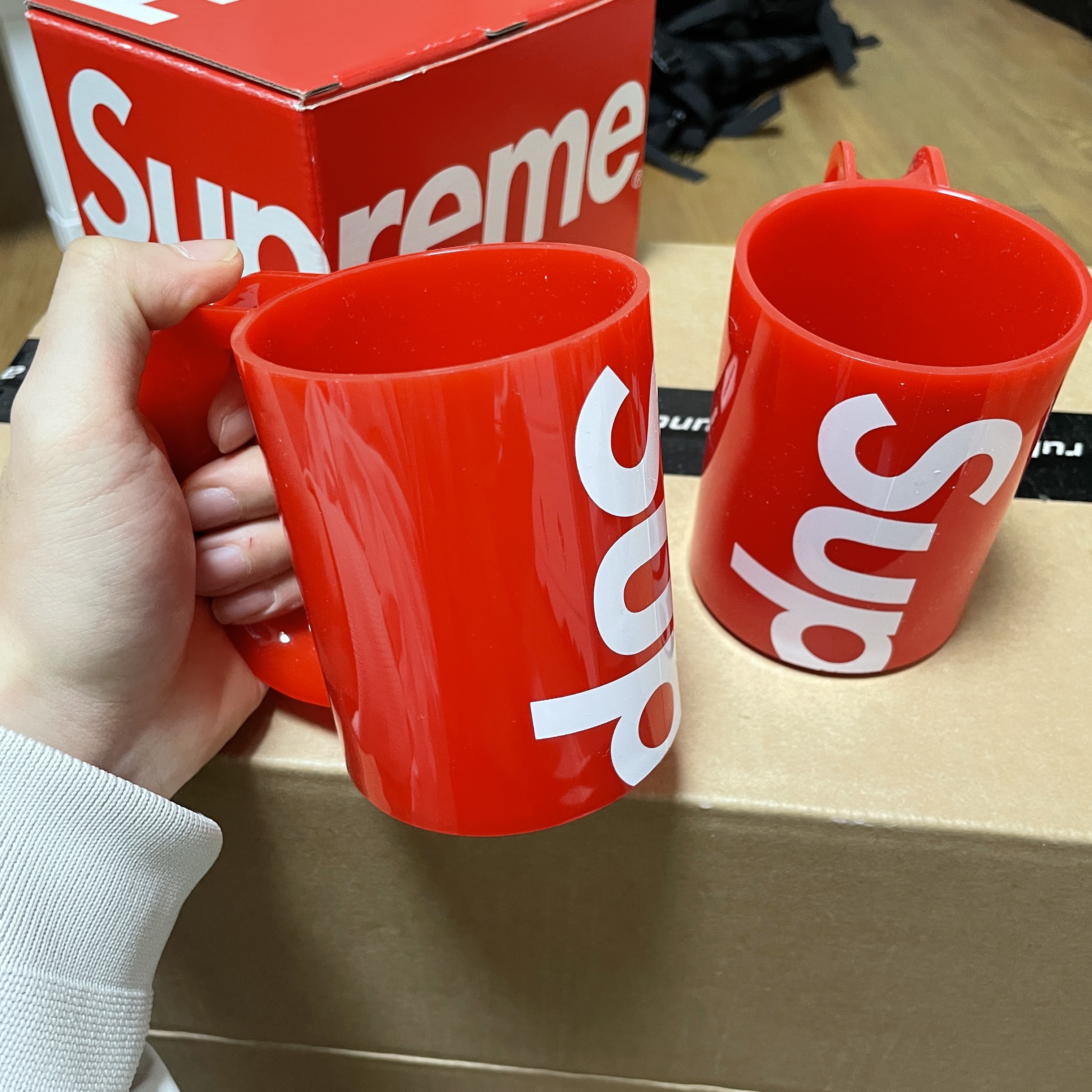 Supreme Heller Mugs Red (Set of 2) 착용 스타일 - 3