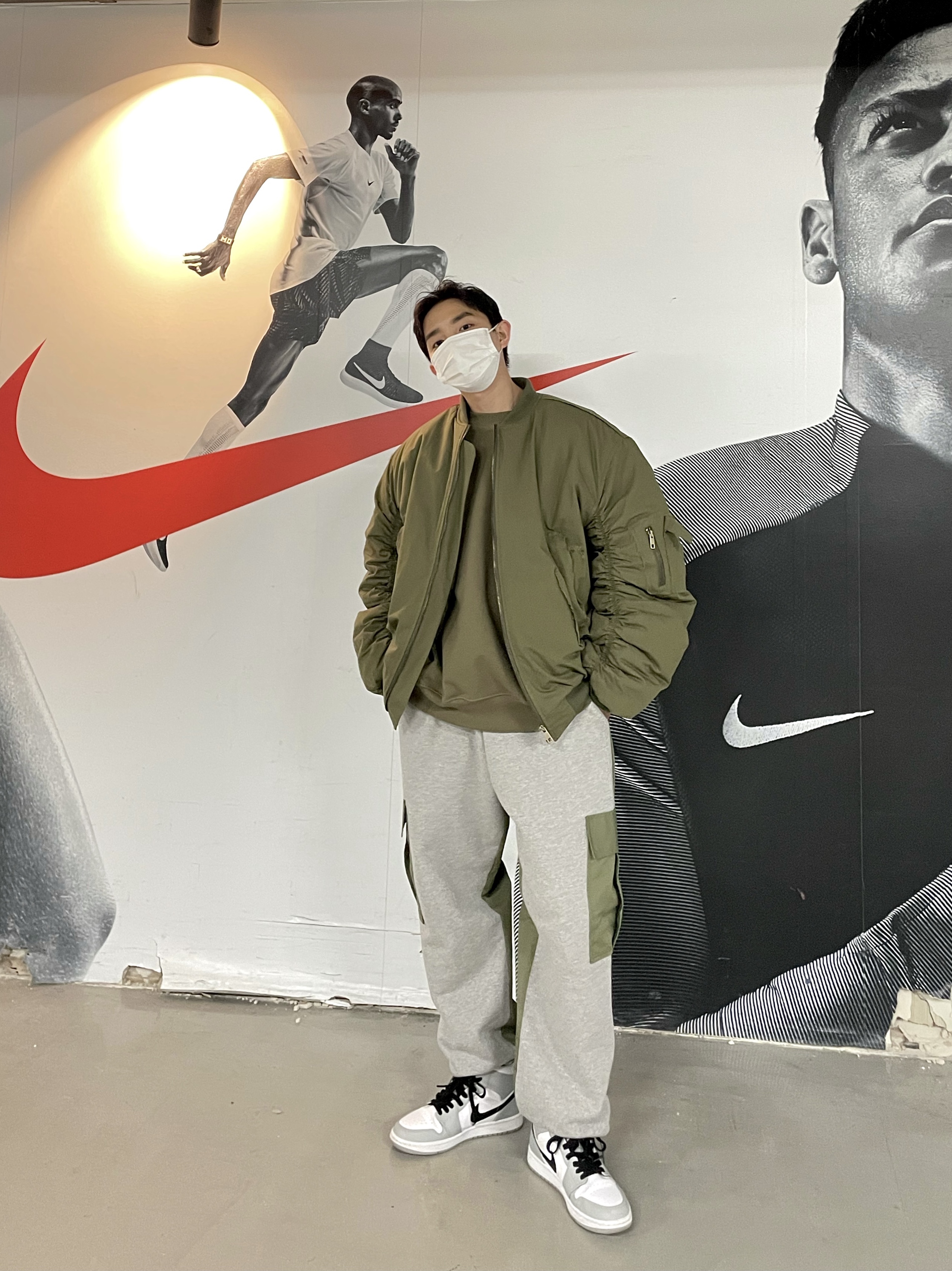 Jordan 1 Mid Light Smoke Grey 착용 스타일 - 3