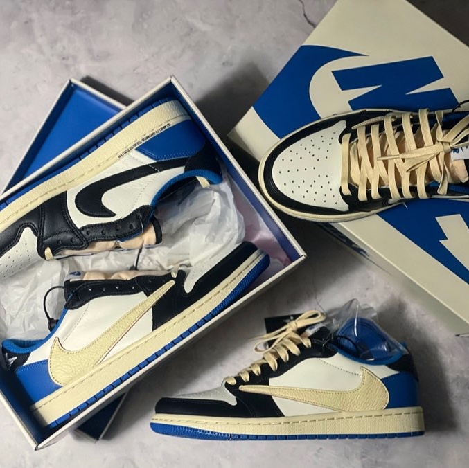 Jordan 1 x Travis Scott x Fragment Retro Low OG SP Military Blue 착용 스타일 - 1