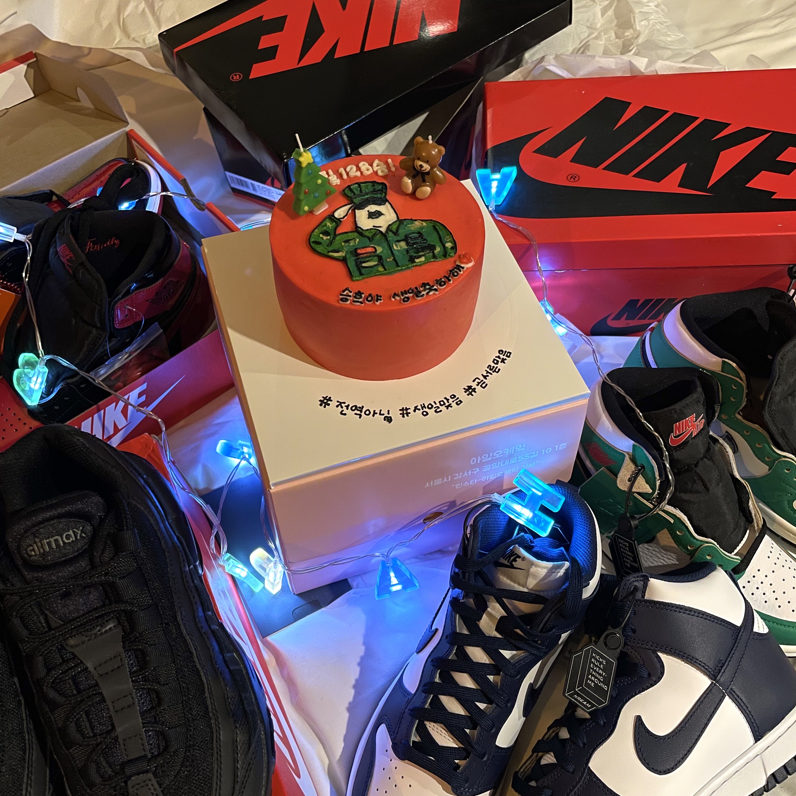 (W) Jordan 1 Retro High OG Lucky Green, Nike Air Max 95 Essential Triple Black 2020 착용 스타일
