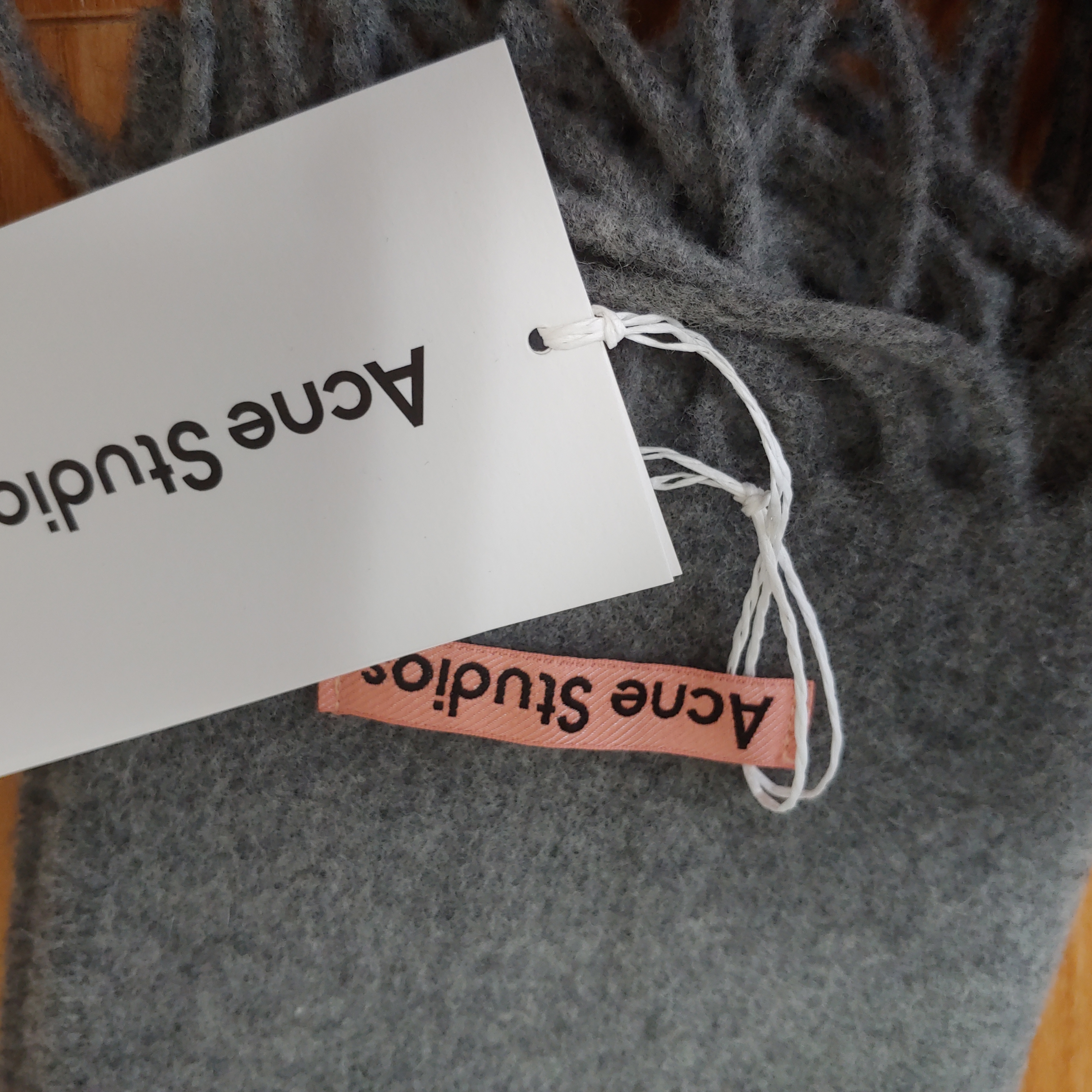Acne Studios Skinny Wool Muffler Grey Melange 착용 스타일