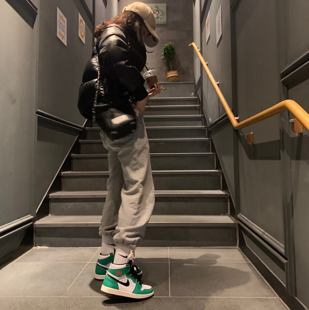 (W) Jordan 1 Retro High OG Lucky Green 착용 스타일 - 1