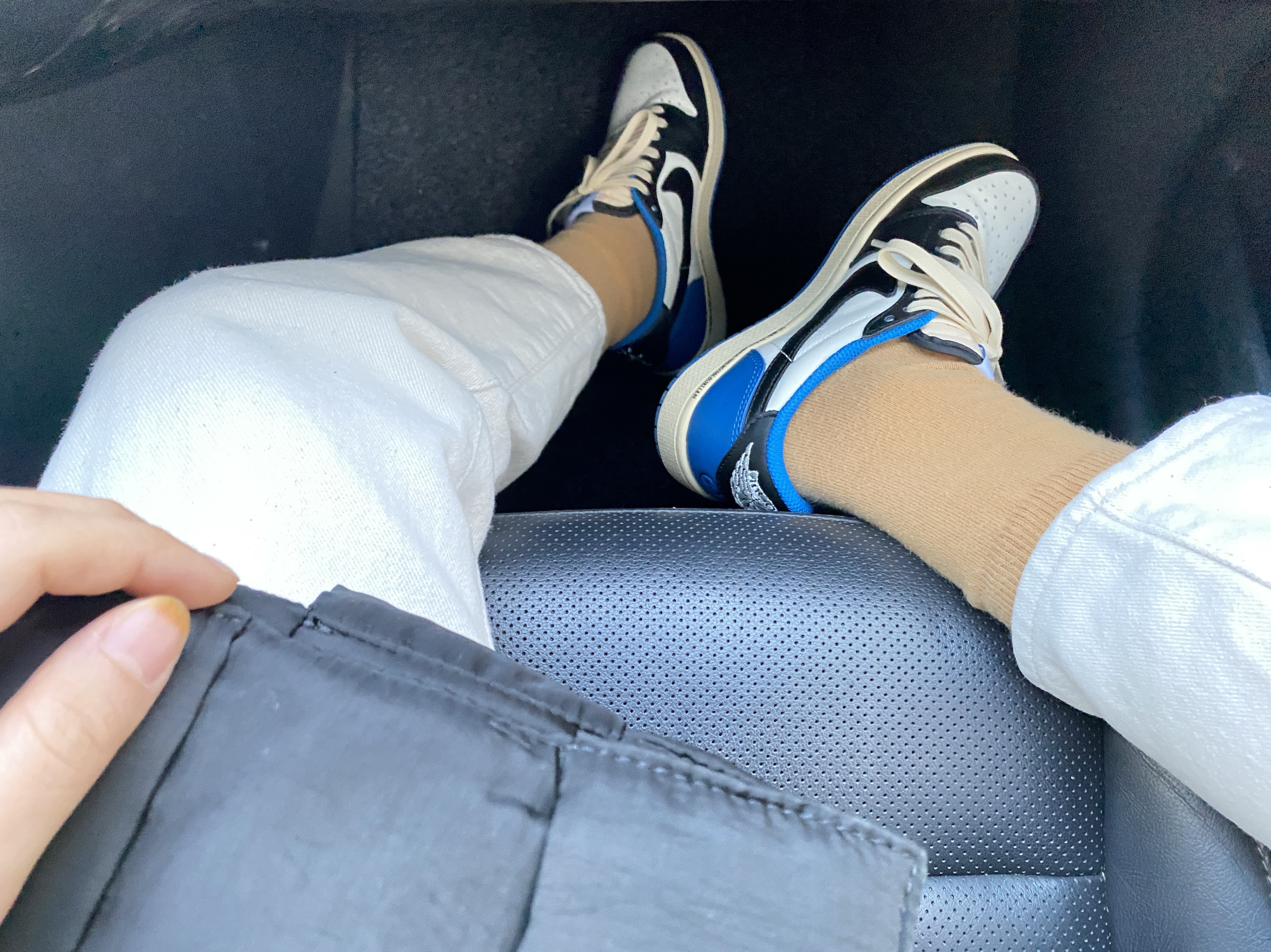 Bottega Veneta Padded Tech Cassette Black, Jordan 1 x Travis Scott x Fragment Retro Low OG SP Military Blue 착용 스타일