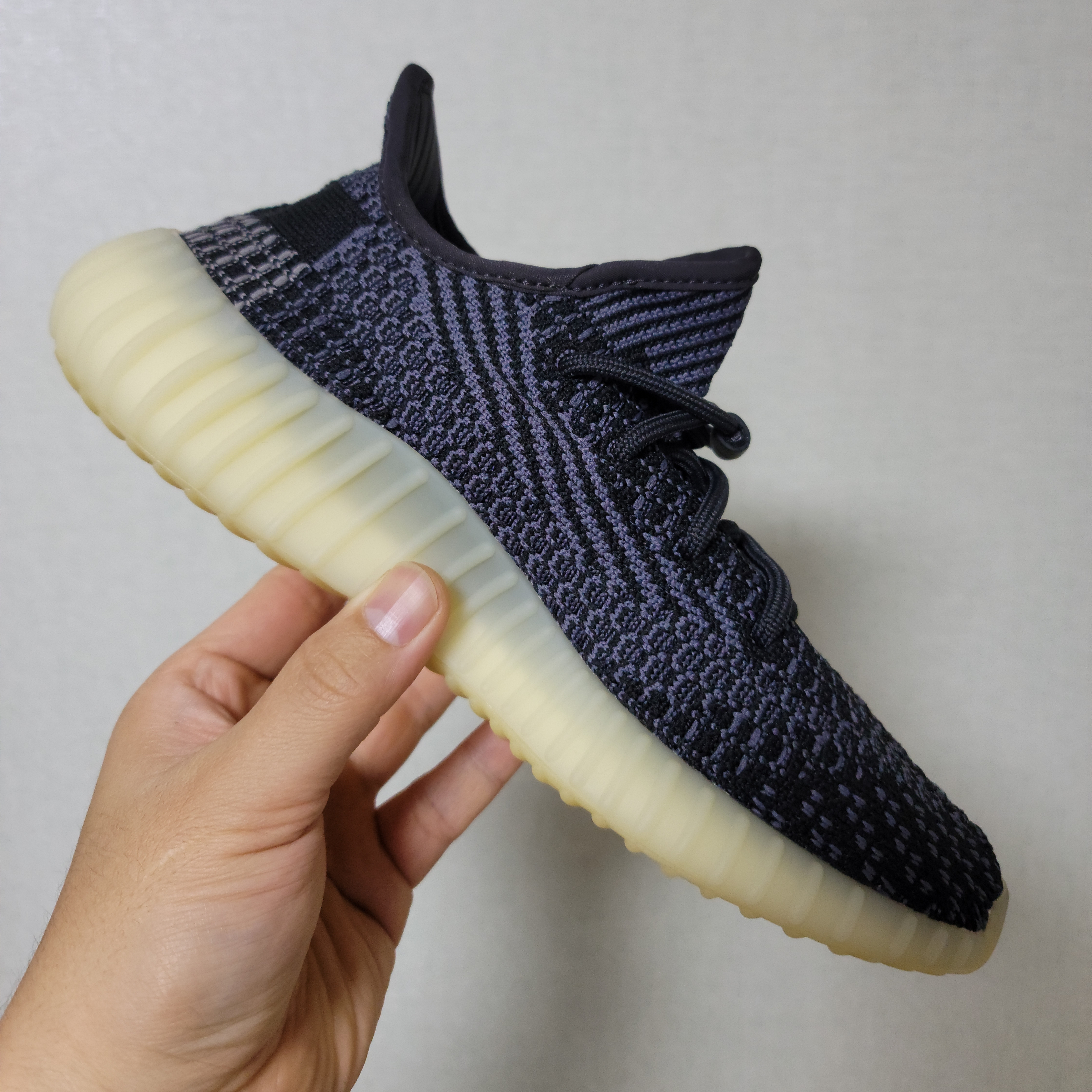 Adidas Yeezy Boost 350 V2 Carbon 착용 스타일
