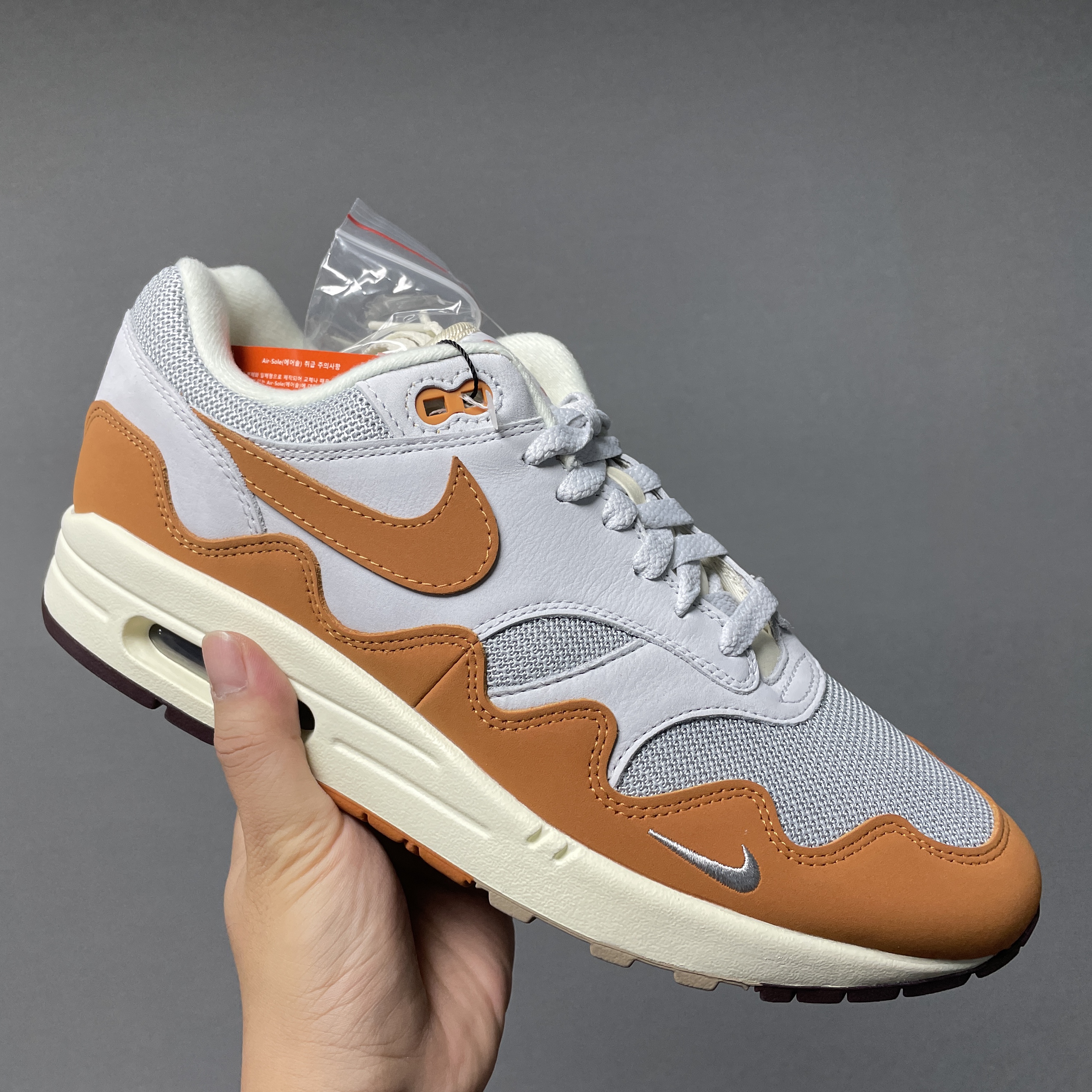 Nike x Patta Air Max 1 Monarch 착용 스타일