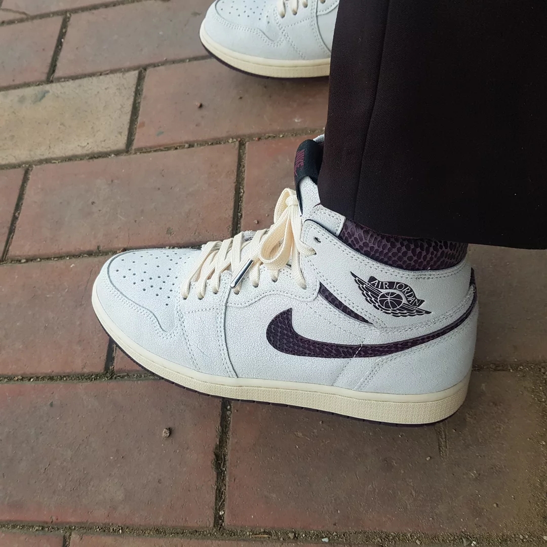Jordan 1 x A Ma Maniere Retro High OG SP Sail and Burgundy 착용 스타일 - 2