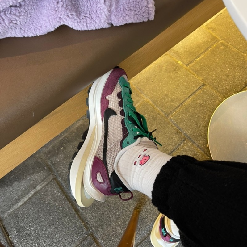 Nike x Sacai VaporWaffle String & Black Villain Red 착용 스타일
