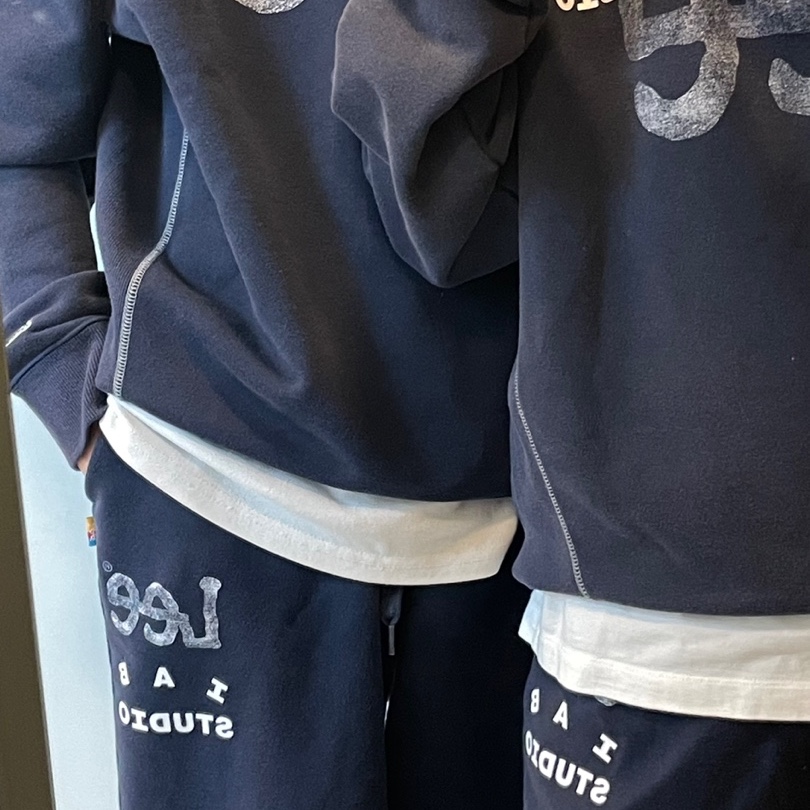 IAB Studio x Lee Pigment Sweatpants Indigo Navy, IAB Studio x Lee Pigment Sweatshirt Indigo Navy 착용 스타일