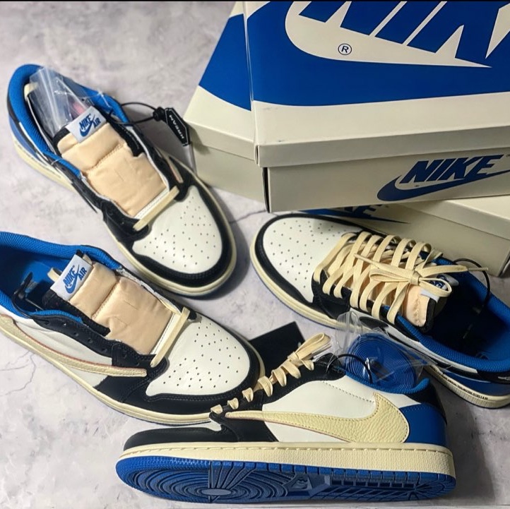 Jordan 1 x Travis Scott x Fragment Retro Low OG SP Military Blue 착용 스타일 - 2
