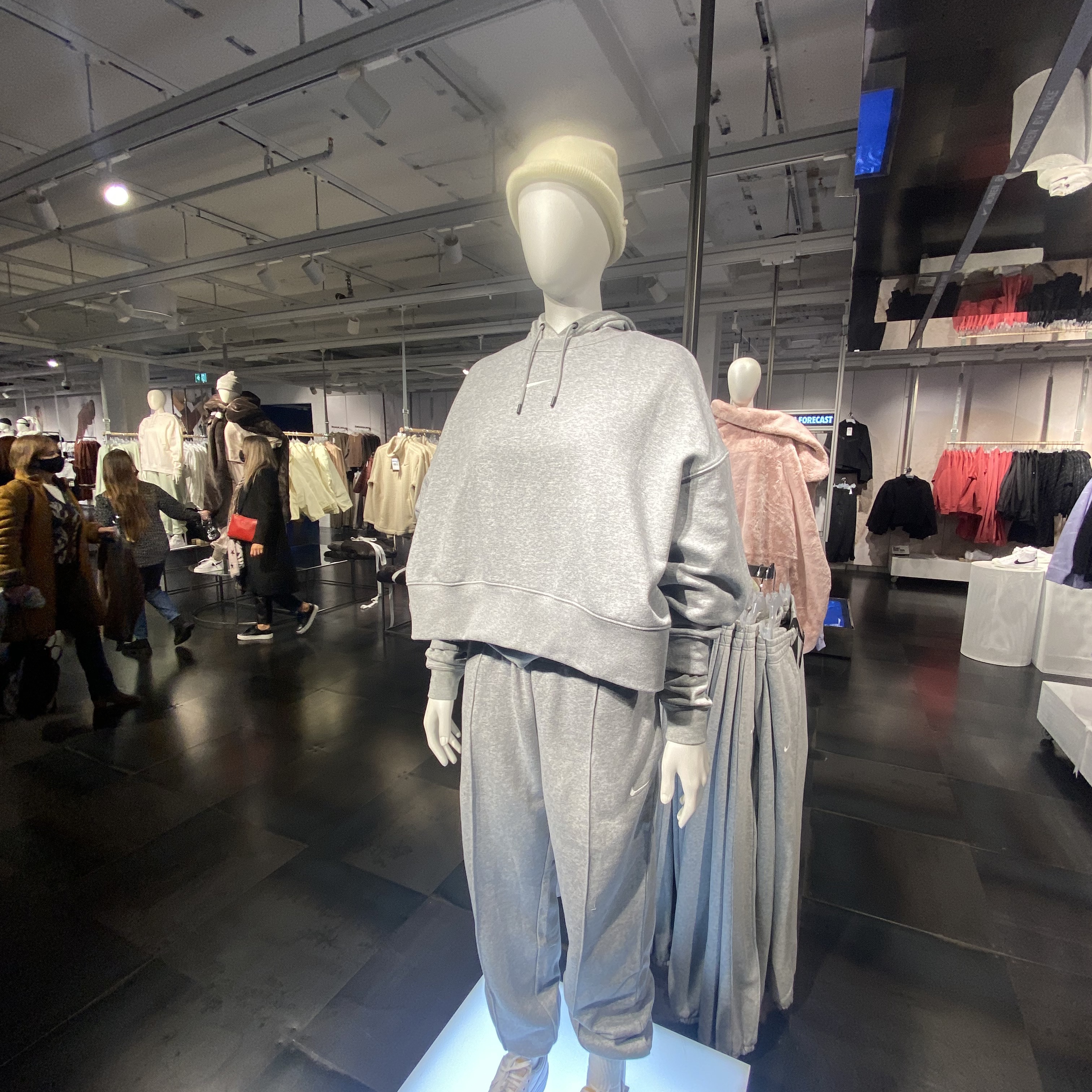 Jordan 1 Mid SE Barcelona Sweater 착용 스타일 - 2