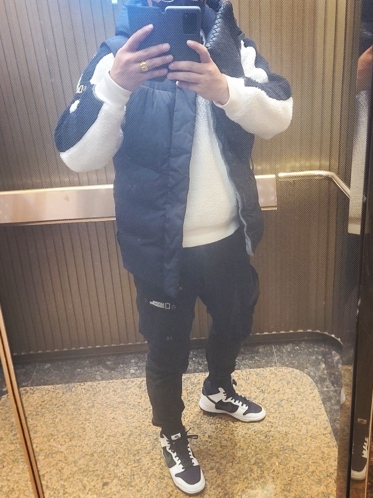 Nike Dunk High PRM EMB College Navy 착용 스타일