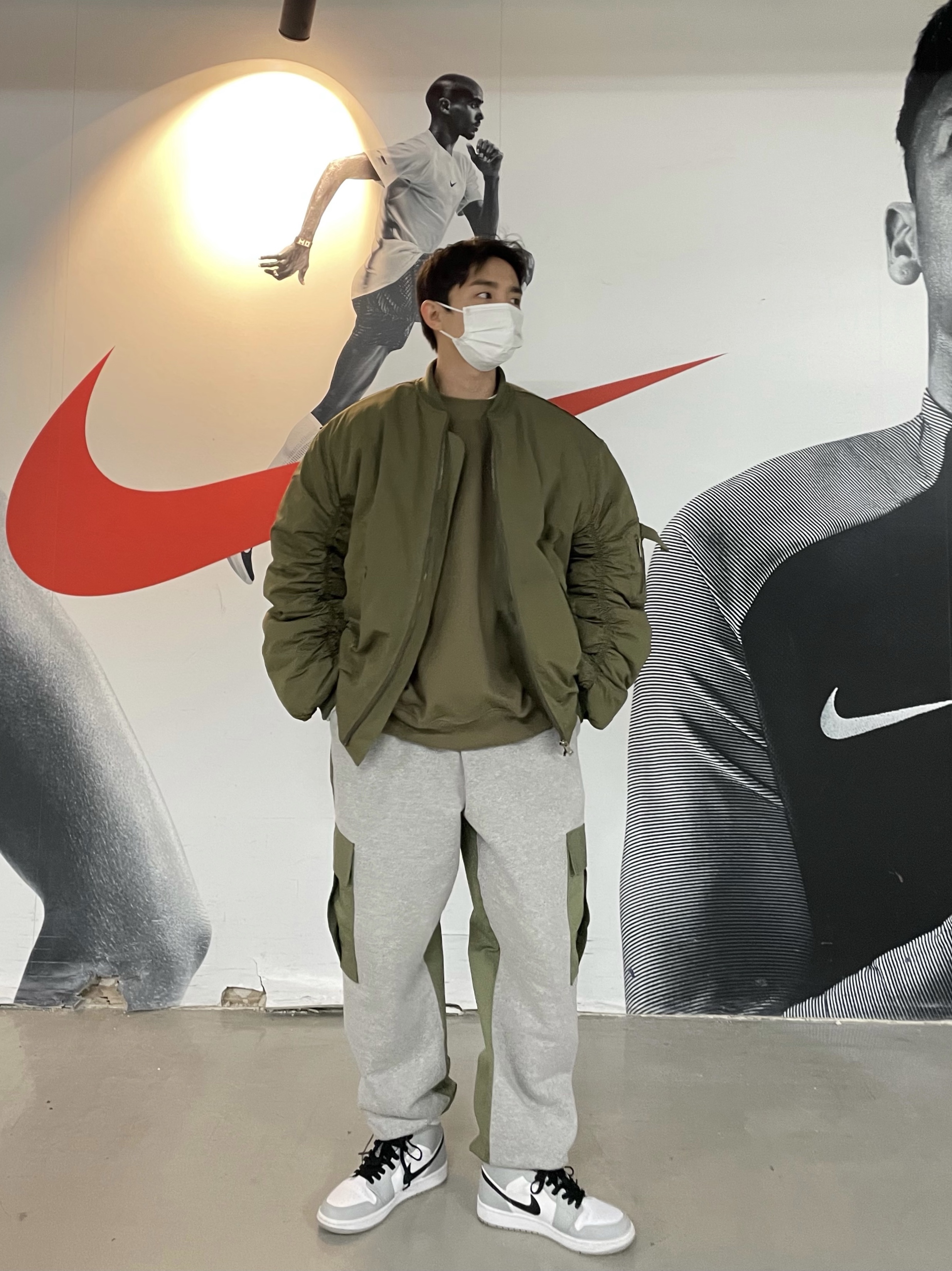 Jordan 1 Mid Light Smoke Grey 착용 스타일 - 2