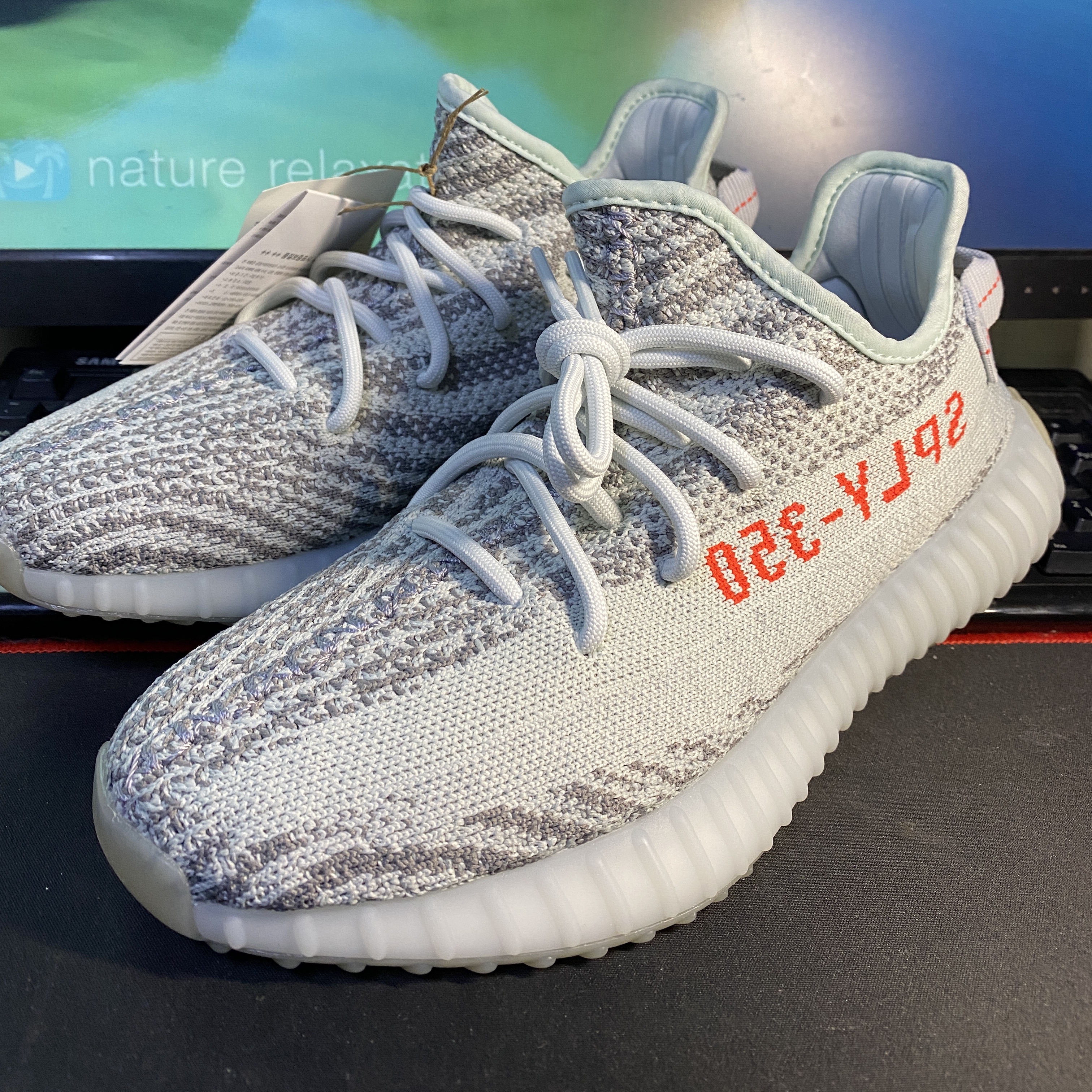 Adidas Yeezy Boost 350 V2 Blue Tint 2017 착용 스타일 - 2