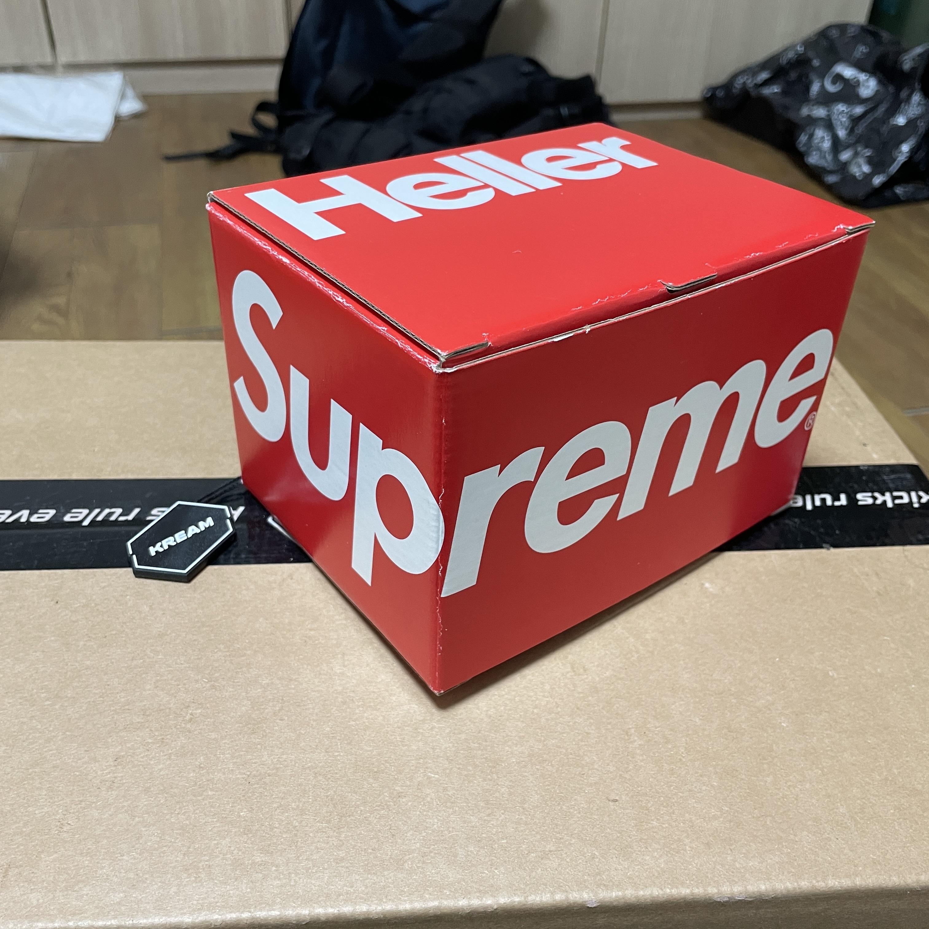 Supreme Heller Mugs Red (Set of 2) 착용 스타일 - 2