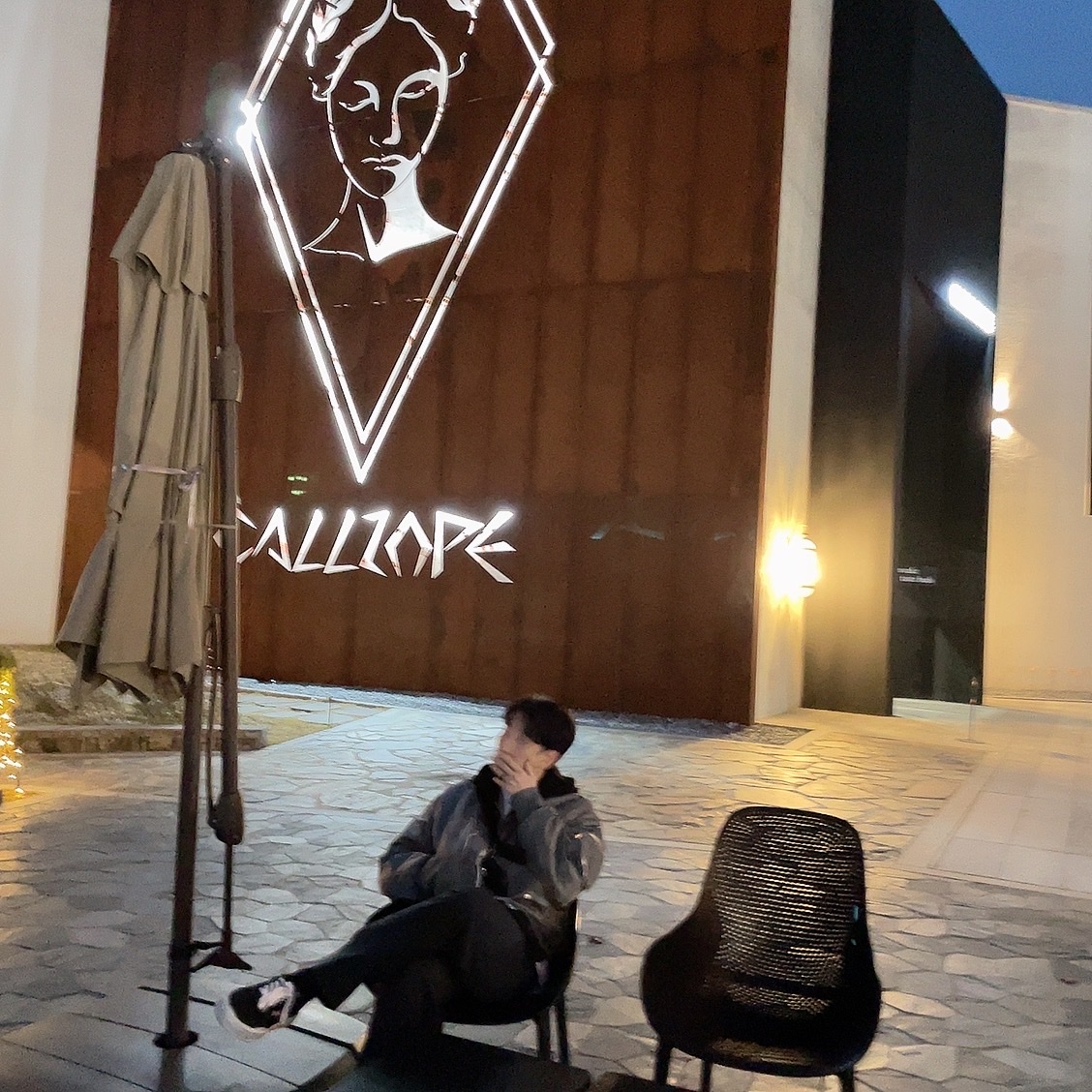 Prada Re-Nylon and Saffiano Leather Shoulder Bag Black, Maison Mihara Yasuhiro Baker OG Sole Canvas Low Cut Sneakers Black 착용 스타일 - 2