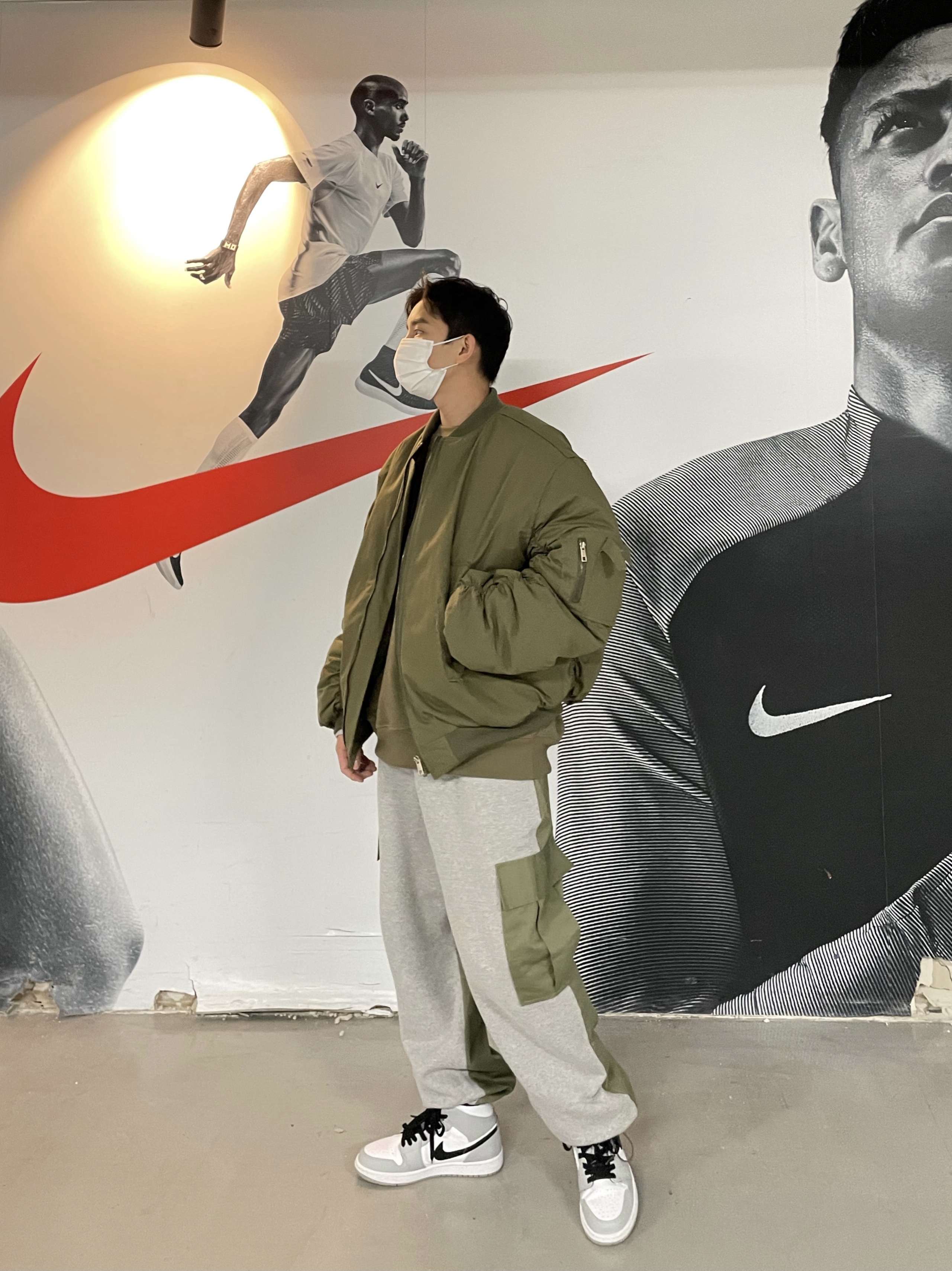 Jordan 1 Mid Light Smoke Grey 착용 스타일 - 5