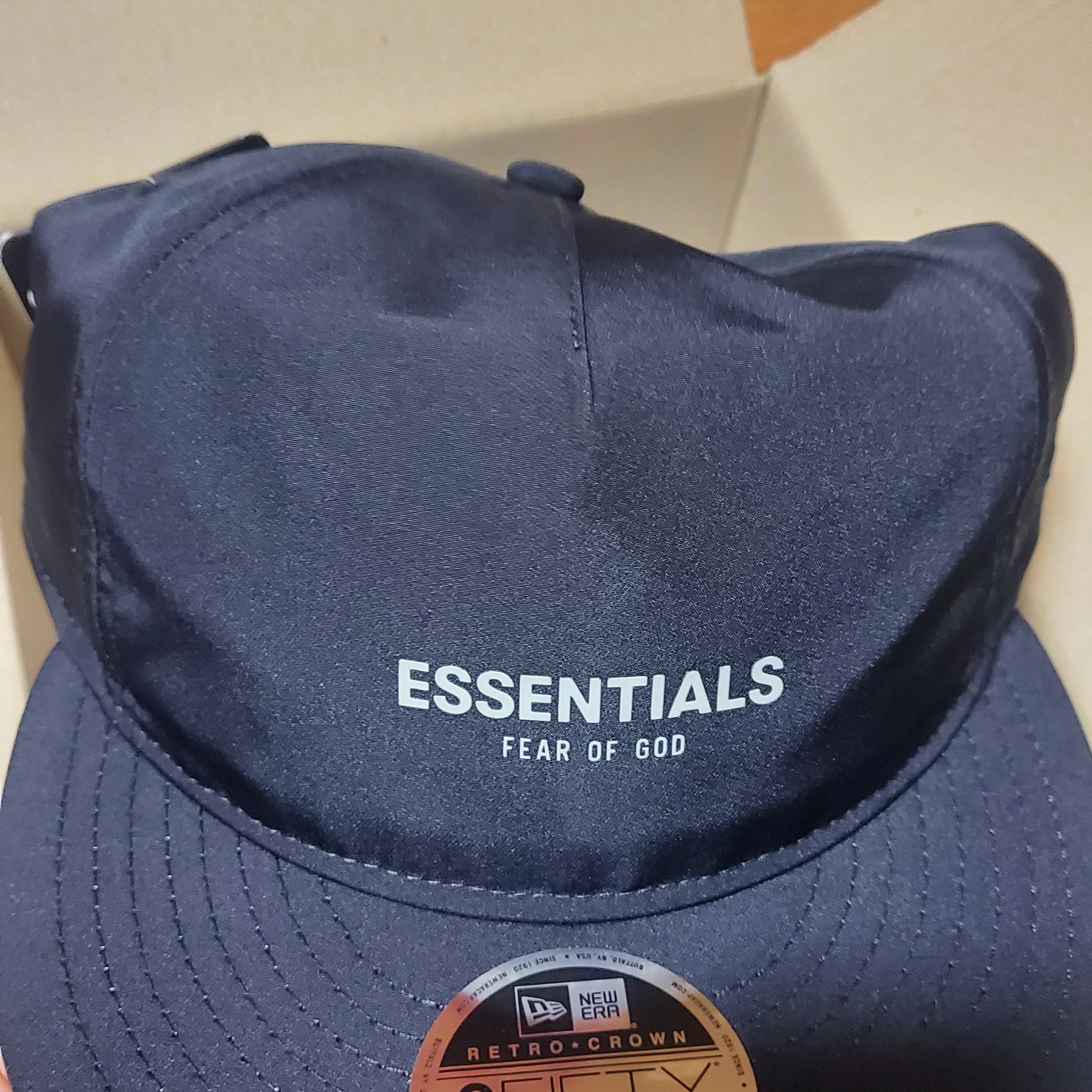 Essentials x New Era Retro Crown Strapback Navy 착용 스타일